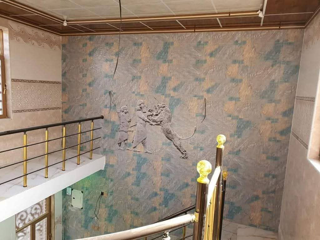 بيت للبيع ركن مساحه ٢٠٠متر بناء طابوق طابق ونص عنوان كربلاء مجمع سيد اسماعيل (القاطع الاول)يبعد عن الامام الحسين 5كم يتكون البيت من ٣غرف نوم استقبال صاله مجموعه صحيات كراج سياره حديقه+شلال داخل الطارمه للاستفسار تصال ع رقم ***********
