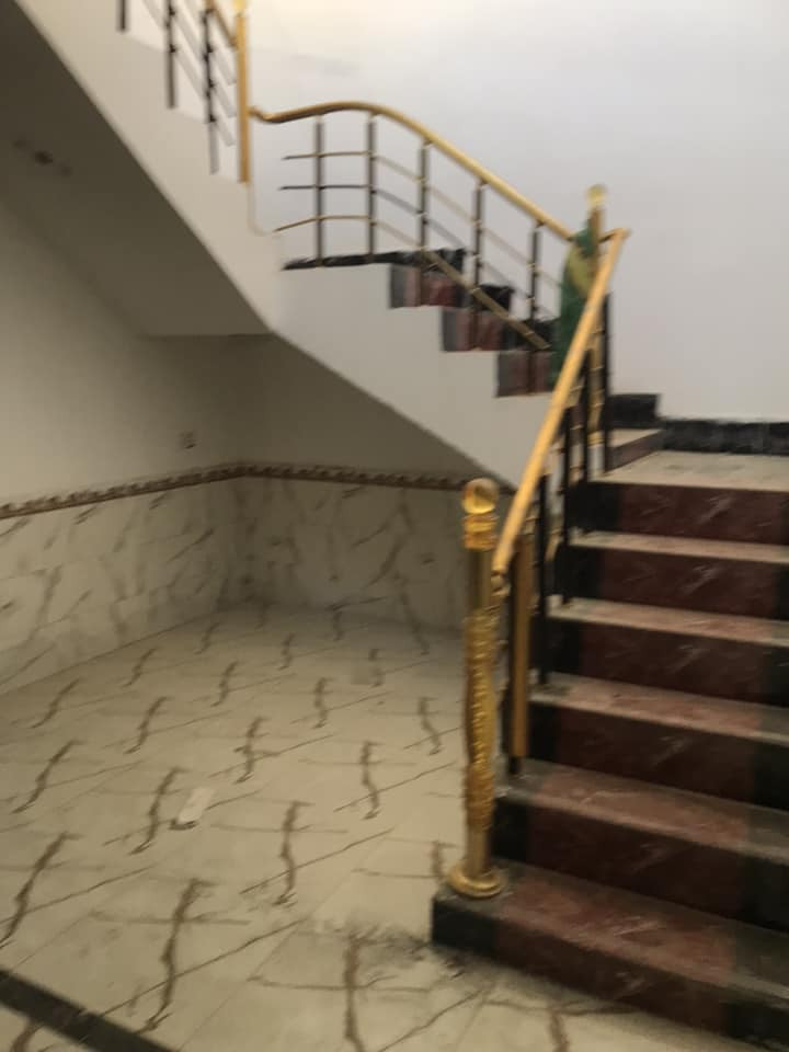 بيت طابو صرف كونكريت على شارع وساحه بناء طابوق بالفداء قريب على السريع والجسر وقريب على المدارس وقريب على خط عبريه الرفات مساحه ٢٠٠ متر حديث الاتصال *********** السعر ١٤٥
