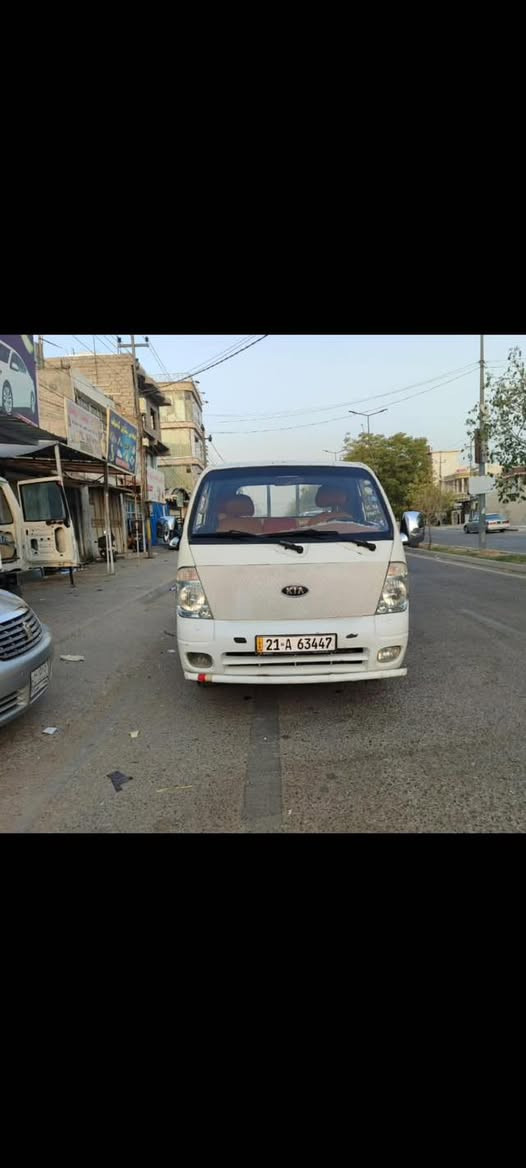 السلام عليكم للبيع كيا حمل موديل 2011رقم سليمانيه إنكليزي مكفول من الصبغ بيه باردات السعر 95  مكان السيارة كلار ***********
