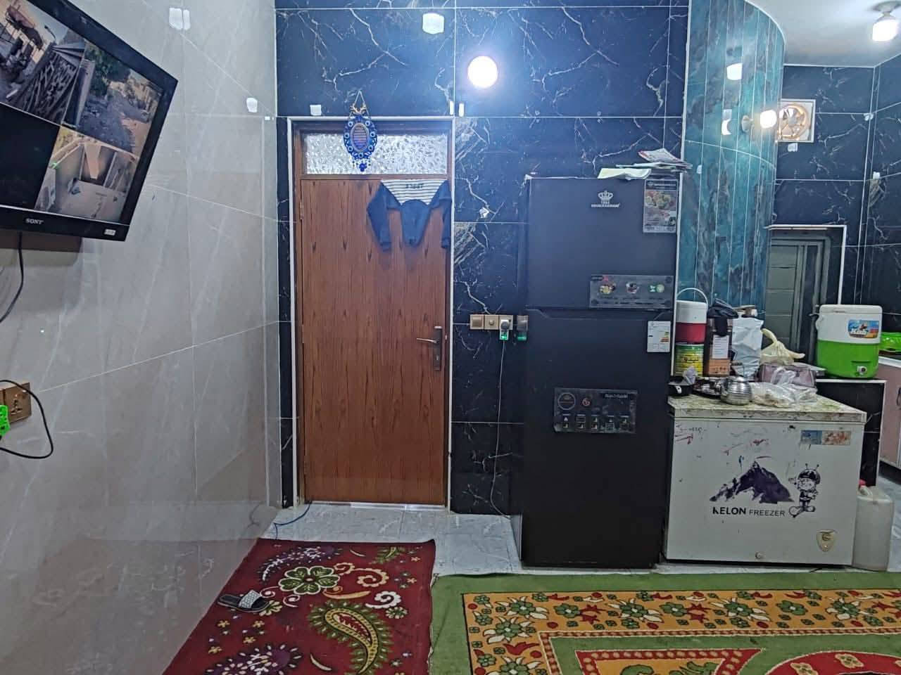 السلام عليكم ورحمه الله بيت بحي صحفيين نزله الجامع مساحه 200 متر وبي وصل تطويب
البيت جديد طابوك صب كونكريت بناء درجه اولى قريب عل شارع العام متكون من غرفتين وصاله واسعه  ومطبخ واسع وصحيات داخليه وخارجيه واستقبال وكراج للتواصل ***********.
