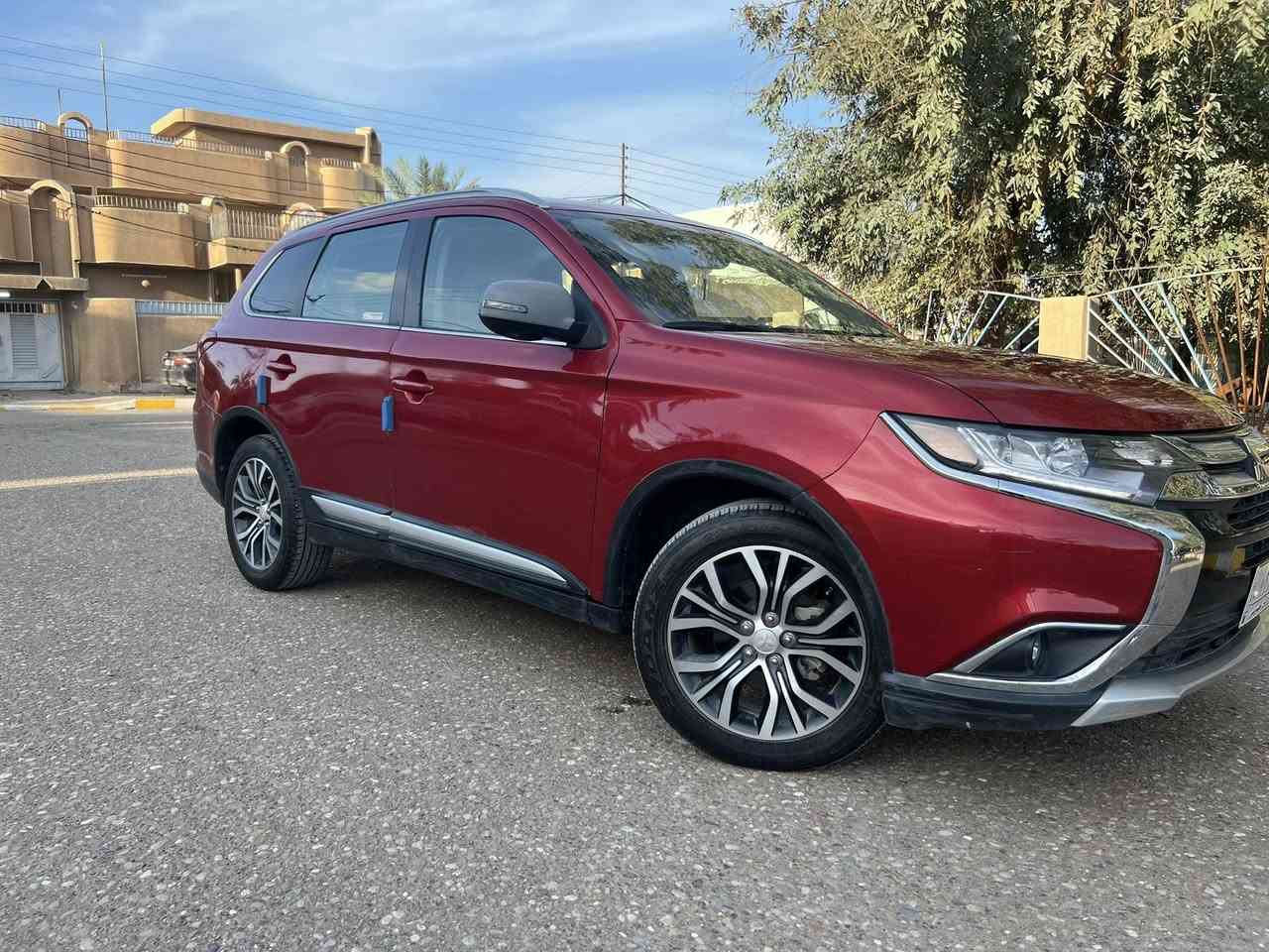 السلام عليكم 
للبيع ميسوبوشي اوتلاندر موديل 2018 بيه صبغ باب الخلفي +جاملغ خلفي بدون دواخل محرك 2000 دوش المرغوب + كير لاتنقص ولاتبخير شرط 
المواصفات 
7 راكب + بصمه تشغل + كراسي كهرباء + تحكم استيرن + فتحه سقف + جنطه كهرباء + شاشه وكامره +رادار جانبي + تخم تاير ويل 18 كروم  + صدر امامي وخلفي +تبريد + تدفئه + تبريد كشنات شرط السياره 48 الف ماشيه السياره حلوه وجاهزه من كل شي  صور الضرر مرفق مع المنشور 
السياره رقم صلاح الدين مشروع وطني يعني شرط التحويل 
السعر 148 وبيه مجال للشراي 
الاستفسار ***********
