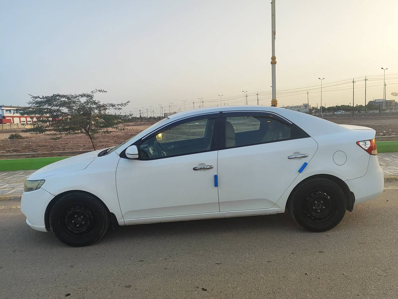 السلام عليكم
سـيـراتو مـوديل2012  
محرك 1.6 cc
كير اوتو و عادي 6 نمر ،  ABS
شفتات استيرن
تحكمات استيرن جهتين
ويل  حجم15تخم تاير بلجيس

تبريد بيانو
مري شفط
اشاير بالمري 
يدات استيل
حساسات خلفيه        
 نضام تشغيل عن بعد
تبريد ثلج
دواخل بلجيس زلق مابيهن 
سنوية جديدة رقم اربيل تحويل او وكاله
بيها قطع صبغ فقط بدون ضربه كفاله من ضربه وسياره جاهزه لل اخير 
السعر 95 وبيها مجال مكان السياره البصره قضاء الفاو. ***********
