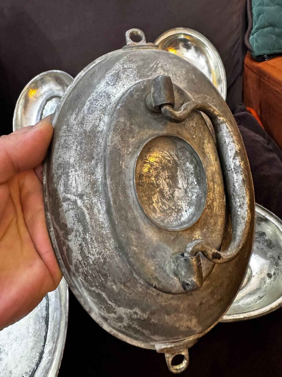 سفرطاس قديم نحاس أحمر شغل الموصل قطعة مختلفة ونضافة عالية جداً إرتفاع 32 سم *********** بغداد
