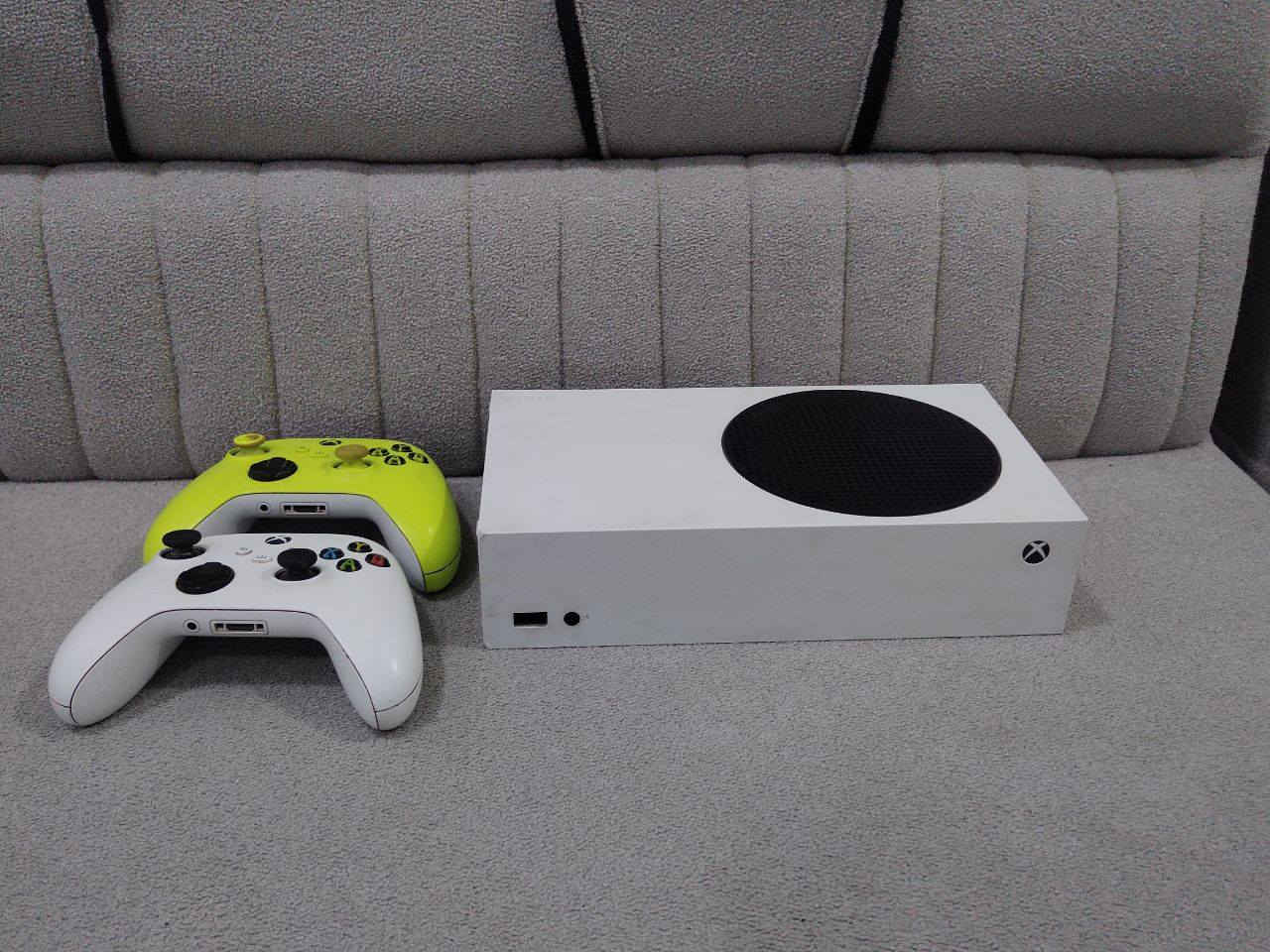 جهاز x box s للبيع 600 الف
مع جويستك ثاني هدية (الاخضر)

-ما مفتوح
-جويستك اصلي نظيف
-تتوفر بيه الالعاب التالية
~فيفا 24
~كول اوف ديوتي مودرنويرف ll
~ كول اوف ديوتي مودرنويرف lll 
-رزدنت ايفل 2 ريماستر
~كريك داون 1  و كريك داون 2 (لعبة كلاسيكية)
~هيت مان ll
~مورتال كومبات x 
~سبليت فاكشون

البصرة الزبير


**إذا كنت صاحب هذا الإعلان وتريد حذفه لأي سبب، رجاءا أرسل رسالة إلى الدعم الفني**