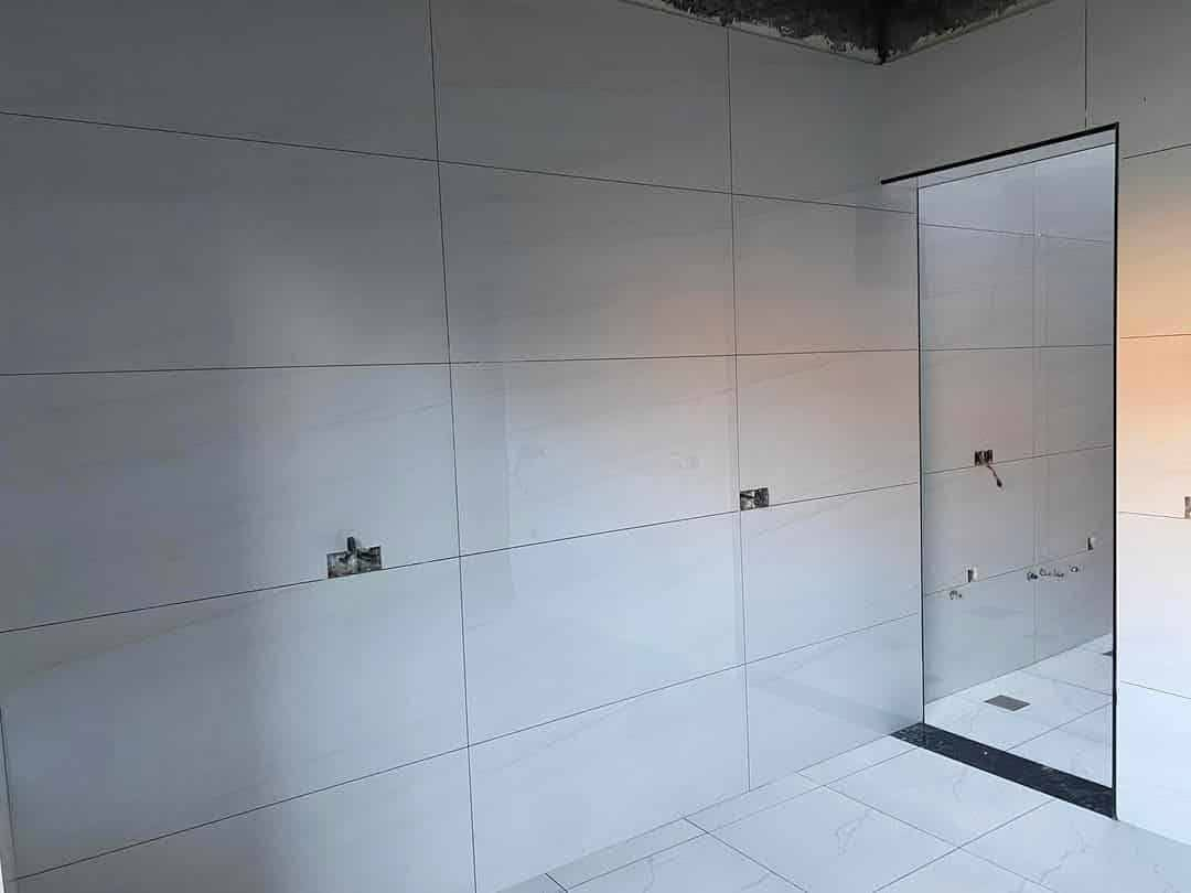 خلفه سراميك جداري ارضي متفرغ حاليا شغل نظيف ومرتب جدا ***********
