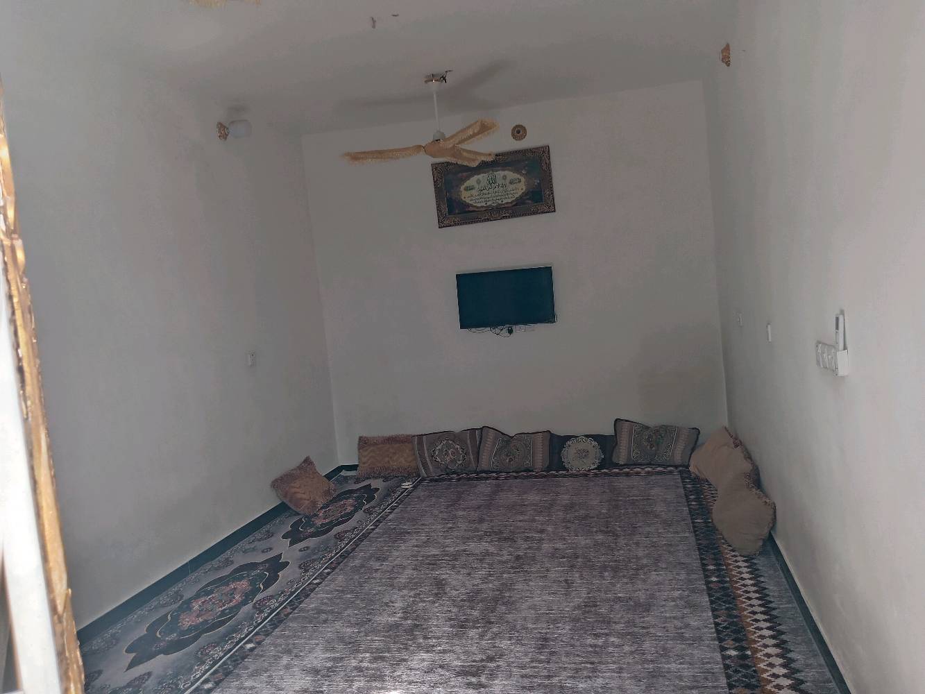 سلام عليكم بيت طابق ونص مساحته 160متر موقعه حيطارق الوصط بين القديم ولوصط بنص قرب سنتر حيطارق بيت يحتوي ٣غرف وصاله جبيره ومطبغ ومنورين واستقبال وحمام وصحيات تاخلي وخارجي وتواليت ولكراج البيت بناه جديده حديث طابوك جمهوري لبيت رفت مجاري  تبليط لفرع ورصيف ومقرنص مي خطين لبيت صاير عله شارعين تبليط الوصط والقديم ***********