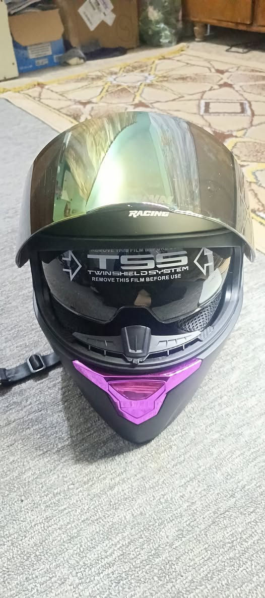 خوذتين دراجة اصليات قيمهن واخذهن بس لاتكسر بيهن
***********
