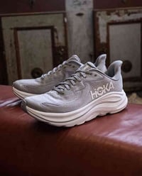 🔥 Hoka Clifton 10 هذا الموديل واحد من أخف وأريح أحذية الركض الي نزلت ه...