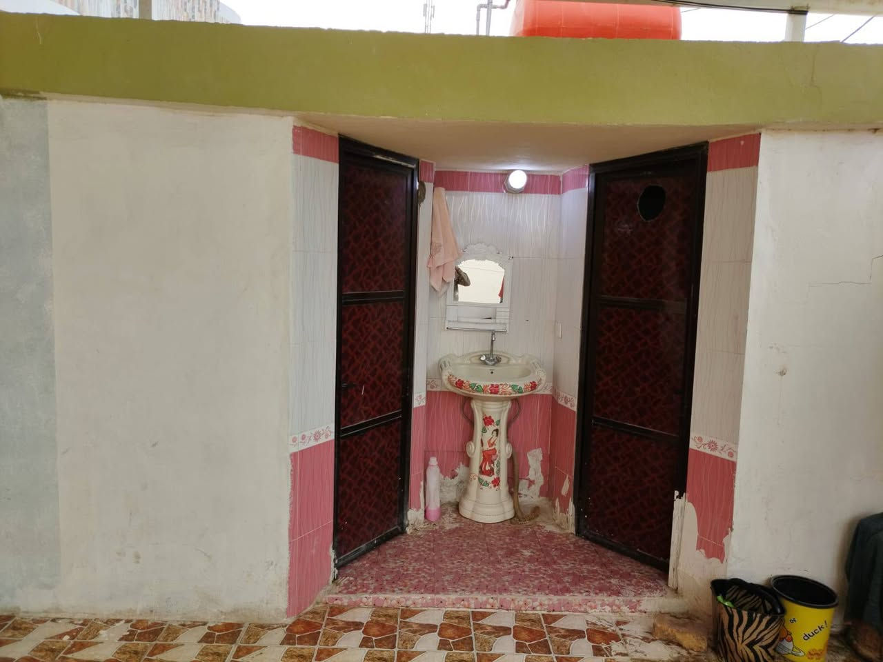 للبيع بناء حديث قرب المدرسة الجديده بلمعاره المساحه 250متر صب گونگريت غرفتين نوم وصاله واستقبال ومطبخ كبير ممرات صحيات داخلية وخارجية السعر 150 وبي مجال ***********. ***********
