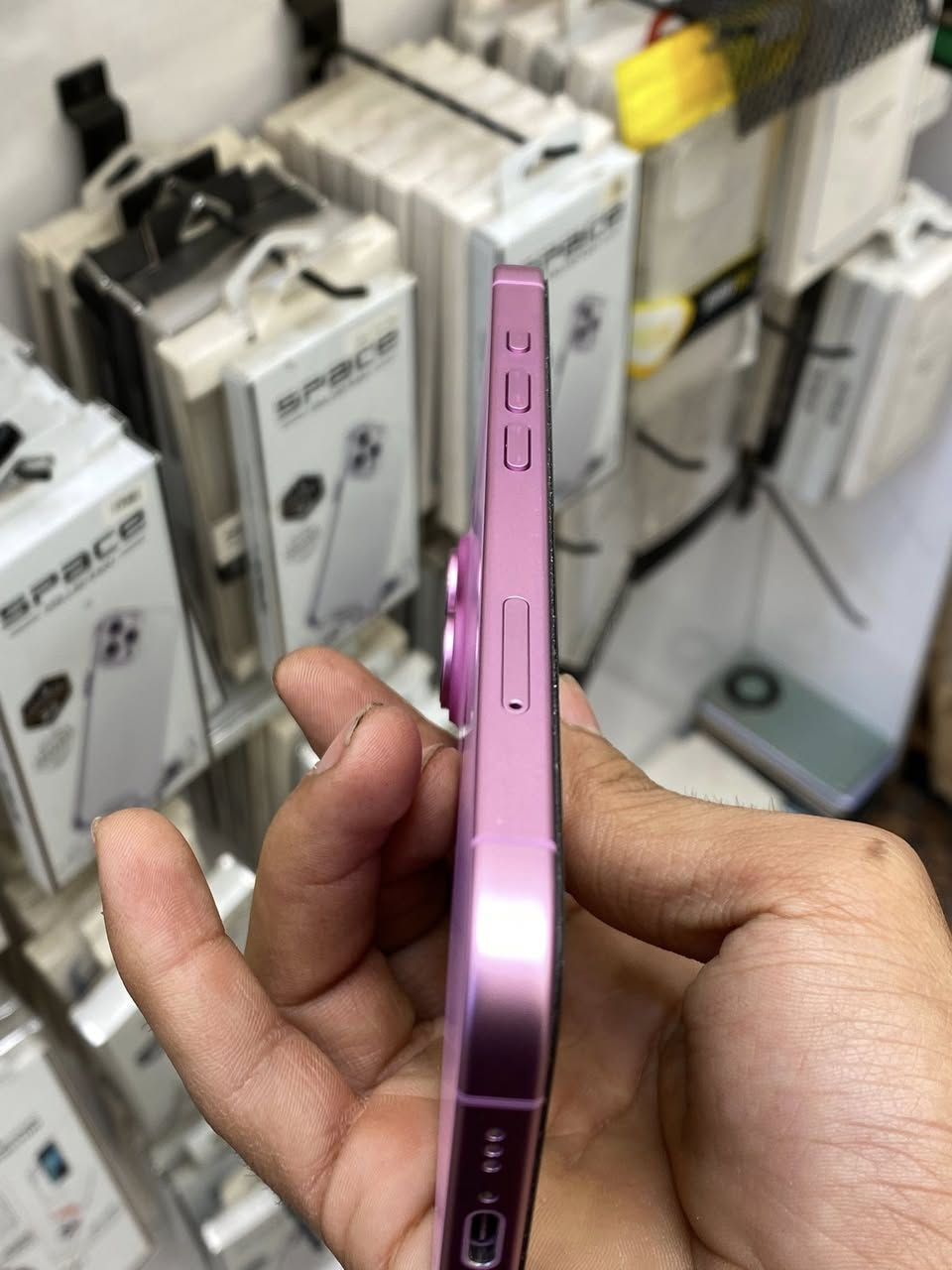 16  ذاكره 128عادي لون مميز وردي ماستر نضافه100/100 بطاريه 92 سعره 950 مكاني بغداد زيونه شارع الربيعي *********** موجود وتساب تصال .
