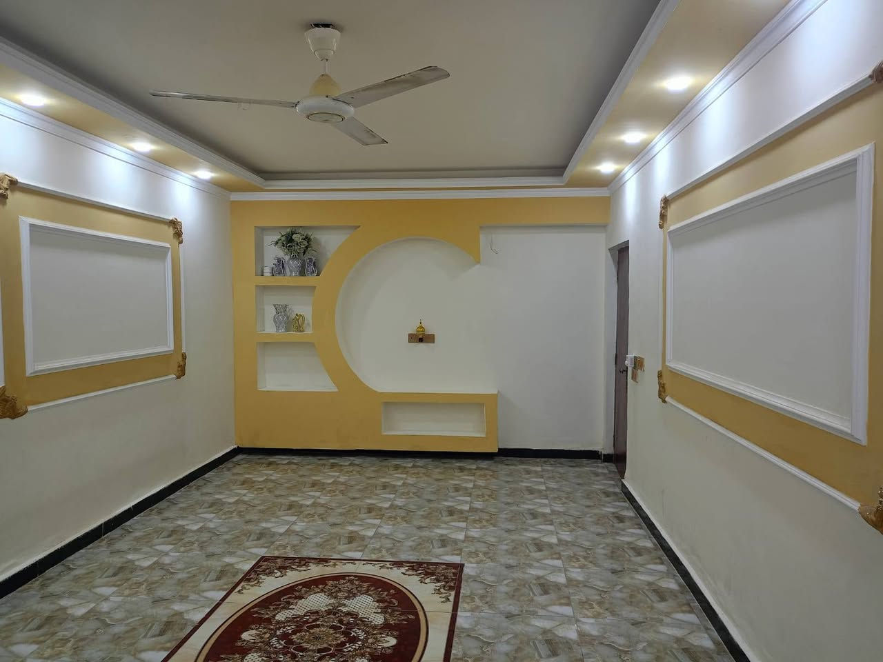 بيت بحي العصري ثاني بيت علئ الشارع ركن والوجه الثاني علئ متنزة المساحة ١٦٥ م الطابق الأول استقبال ٧*٤وصالة٥*٤ وغرفة نوم٥*٤ ومطبخ وصحيات داخلية وخارجية والصابق الثاني غرفتين نوم واحدة منهن ٧ *٤ والثانية ٥*٤ للاستفسار الاتصال بالرقم ***********
