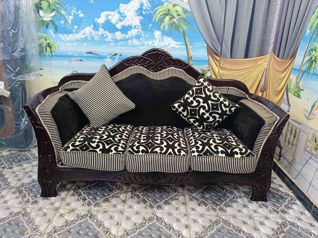 بقدم لكم انتريه عموله خشب زان احمر مكون من كنبتين وكرسين بشلت متحركه من تحت الشلت على خشب استعمال جاهز على الفرش على طول


**إذا كنت صاحب هذا الإعلان وتريد حذفه لأي سبب، رجاءا أرسل رسالة إلى الدعم الفني**