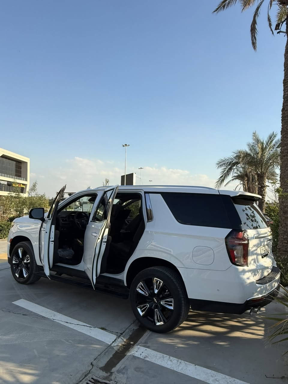 Chevrolet Tahoe 2024 HIGHT COUNTRY 🔥🔥🔥🔥🔥🔥🔥
السلام عليكم ، تاهو هاي كنتري اعلى فئة بالتاهو موديل 2024 ماشية 20،000 mile 

السيارة وارد امريكي حادثها جردحة بسيطة جهة السايق و مصبوغ  على كد الضرر البسيط ، السيارة تعتبر كلين لان ولا برغي مفتوح بيها حتى الدعاميات ممفتوحة 

المواصفات لا تعد ولا تحصى ما شاء الله 

 تدفئة و تبريد كشنات امامية و كشنات خلفية 

المقاعد vip و داخل لون مميز بختم ال HIGHT COUNTRY

كروس سرعة و سياقة شبة ذاتية و بيها ميزة النظر للسائق موجودة بالسترين و حساسات و كاميرات 360 

رادارات امامي و خلفي 

البجم مميز و يختلف عن اي تاهو و بي ختم اسم السيارة

شاشات و دوسات و بانوراما و باقي المواصفات لان كل المواصفات بيها 

و السيارة كاملة من كلشي بدون اي نقص 

مغلفة PPF ضمان 10 سنوات 

ماكو هيج تاهو قلة قليلة بنظافتها و السيارة مداريها و ممشى قليل و كيرها و محركها كله بي ضمان و مكفولة من كلشي

ما شاء الله عليها مميزة و تلفت النظر بالشارع و رقمها شبه مميز 

السعر طيب ان شاء الله بالنسبة الها و كلش مناسب

الرقم للشراي فقط : ‭0773 513 0502‬
