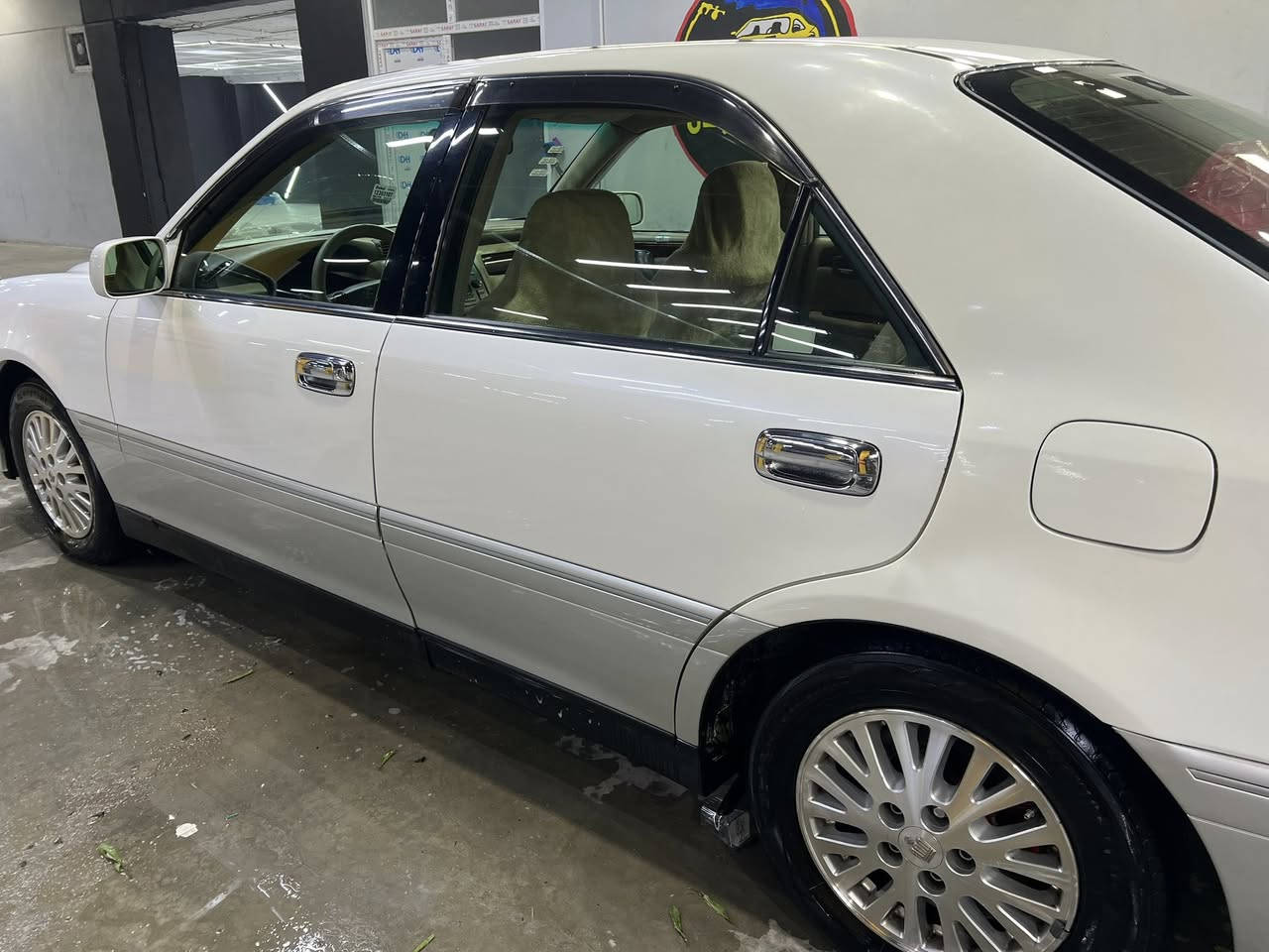 مەلیکە مۆدێل ٢٠٠١ موس 
دەشپول نەجەف تەحویل نەجەف 
سێ دوگمە
یەکپارچەی بۆیاغی ئەوروپا چاملغی سایە ق 
ڕۆنی گۆڕاوە هاویدرۆلیکی گێڕی گۆڕاوە 
دیسک و دەبڵ و پێشی تازە داگیراوە 
برێکی مەزبوت تەقەو رەقە و هەموشتێکی بەشەرت 
گێڕ ومەکینە وهەمو گیانی بەشەرت 
نرخ ٤٧ گەڵا 
***********
