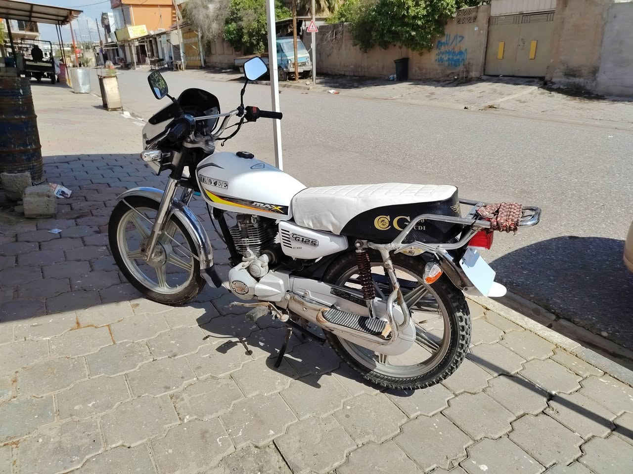 سلام عليكم 
دراجه جني موديل 2017 للبيع 
كهربائيات وسلف شغال تايرات وتانكي وكشن جديد دراجه شغاله بالكامل 
سعر 325 بي مجال 
مكاني كركوك  ***********
