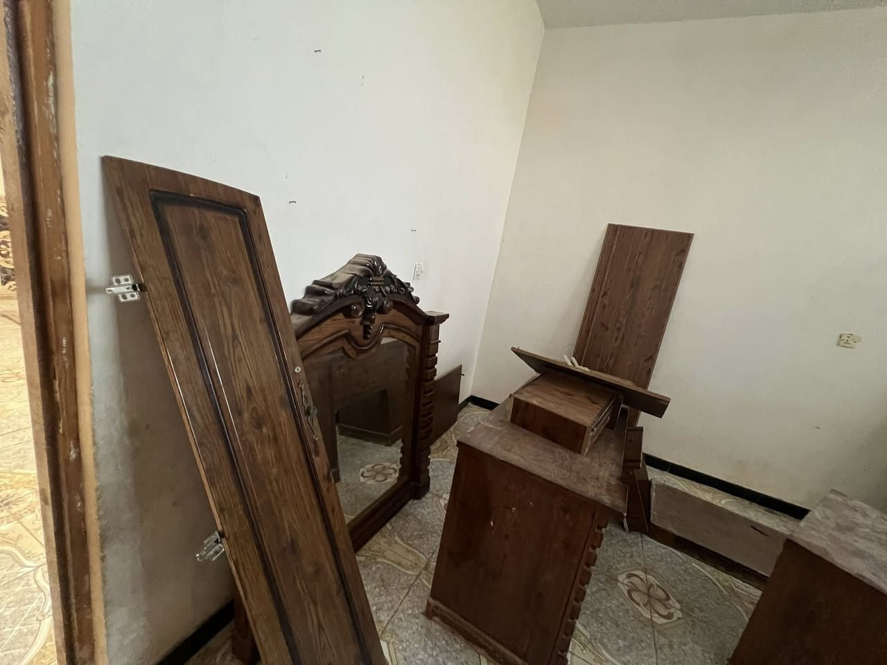 غرفه أخشاب للبيع نقص فقط جربايه مكاني يم جسر البعلوان
***********
