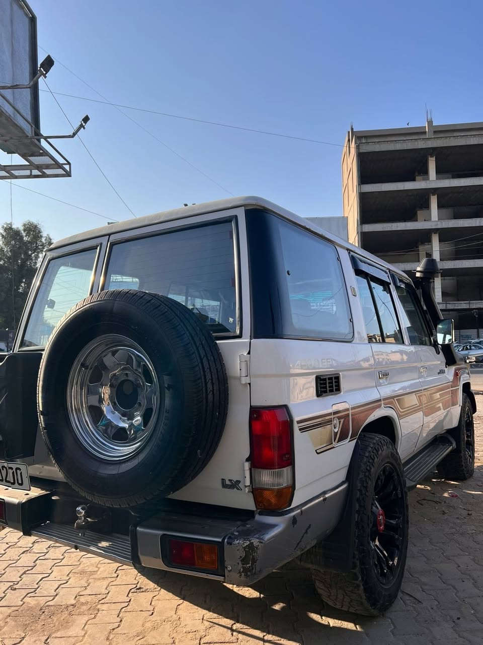 السلام عليكم سياره لاندكروز موديل 1991 للبيع امحدثة 2023 كير او مكينه 3000 جدد الصدر وره او كدام جديد تدفئه او تبريد جديد تخم تاير او ويل كب جديد  رقم إنكليزي جديد السياره جاهزه دينار متحطلها مكان السياره علي الصالح مقابل مرور الطوبجي السعر120 للاستفسار ***********
