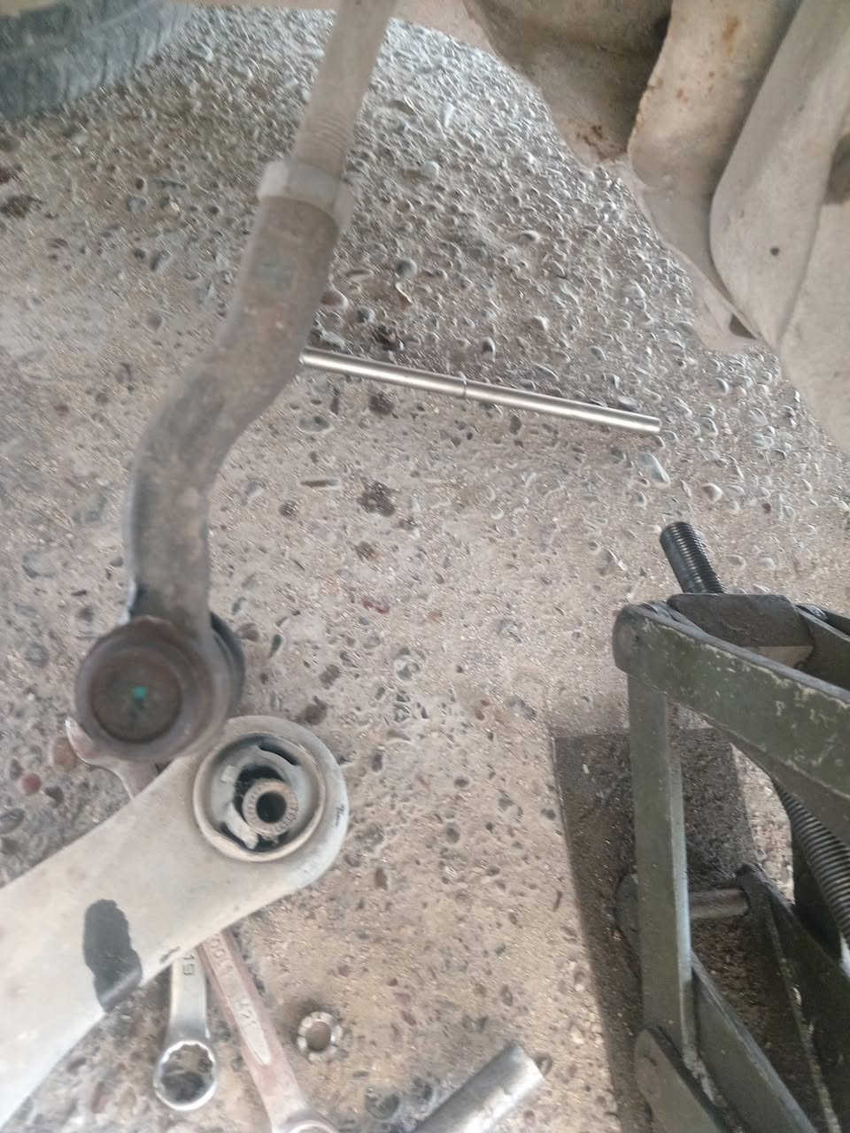 السلام عليكم من أعمالي المواقعية تبديل قايش تايمن لسيارة شيري اي وان وتبديل حساس كرنك لسيارة تيكو ١٣ و تبديل طبله لسيارة بسبب اصدام بلرصيف
الفني ابو مهيمن ***********
