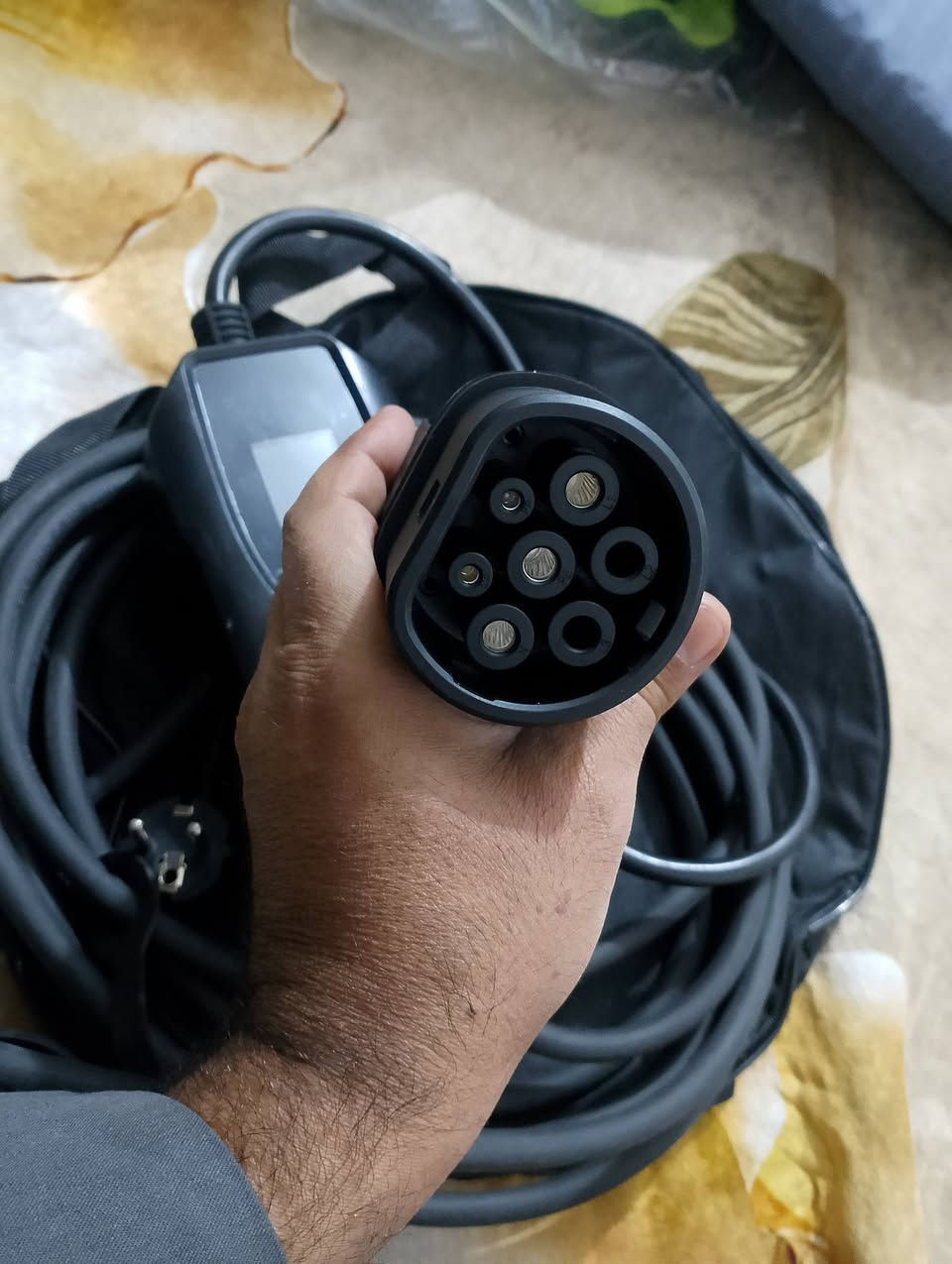 شاحن محمول للسيارات الكهربائية (EV Charger) يتميز بالمواصفات التالية:
📌للمهتم خلي #سعرك وبالعافية 📌
نوع القابس: يتوفر بمقابس مختلفة مثل النوع الأول (Type 1) أو النوع الثاني (Type 2).
التحكم في التيار: يحتوي على منظم لشدة التيار (Amperage) قابل للتعديل (مثلاً من 10 أمبير حتى 32 أمبير).
شاشة عرض: مزود بشاشة رقمية لعرض معلومات الشحن.
ميزات إضافية: يتضمن خاصية تأخير الشحن (Delay) وحقيبة حمل مريحة


**إذا كنت صاحب هذا الإعلان وتريد حذفه لأي سبب، رجاءا أرسل رسالة إلى الدعم الفني**