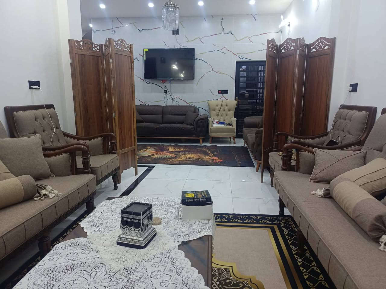 بنايه للبيع ٢٠٠م واجهه ١٦.٦٧م نزال ١٢ تتكون من بيت اربع غرف نوم واستقبال وحولي ومطبخ وصحيات واربع محلات مؤجره وشقه بناء درجه اولى البوعيثه مجمع العيثاوي شارع تجاري للاتصال خاص او مكتب جبل الوادي للعقار والاستثمار ***********و***********
