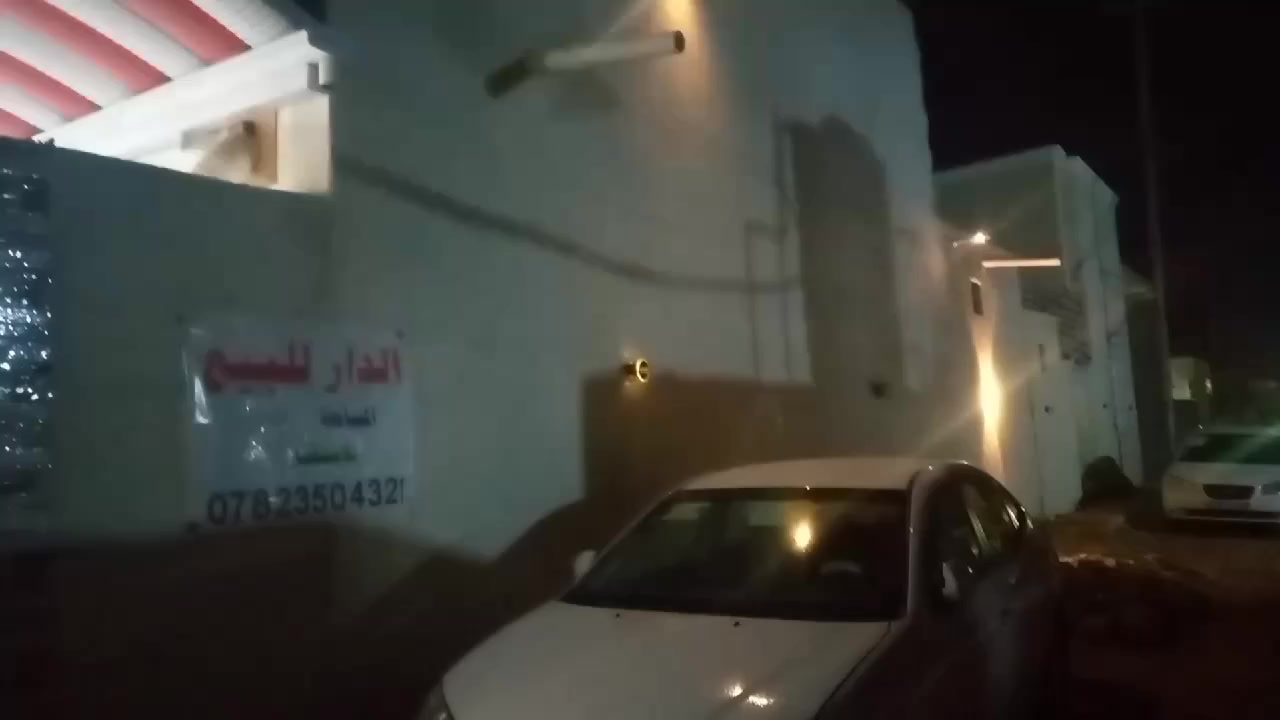 بيت للبيع بحي السبل خلف مكتب أبو سارة القديم قريب الشارع منطقة كاملة ماء كهرباء مجاري مساحة ١٦٢ متر بناء بلوك كهربائي عكادة بيت جاهز بي وصل تطويب كافة تفاصيل البيت مذكورة بمقطع الفيديو السعر ٦٠ بي مجال وإذا أقساط ٦٥ يندفع نصف المبلغ والباقي كل شهر ٥٠٠ مع الضمانات تواصل *********** واتساب
