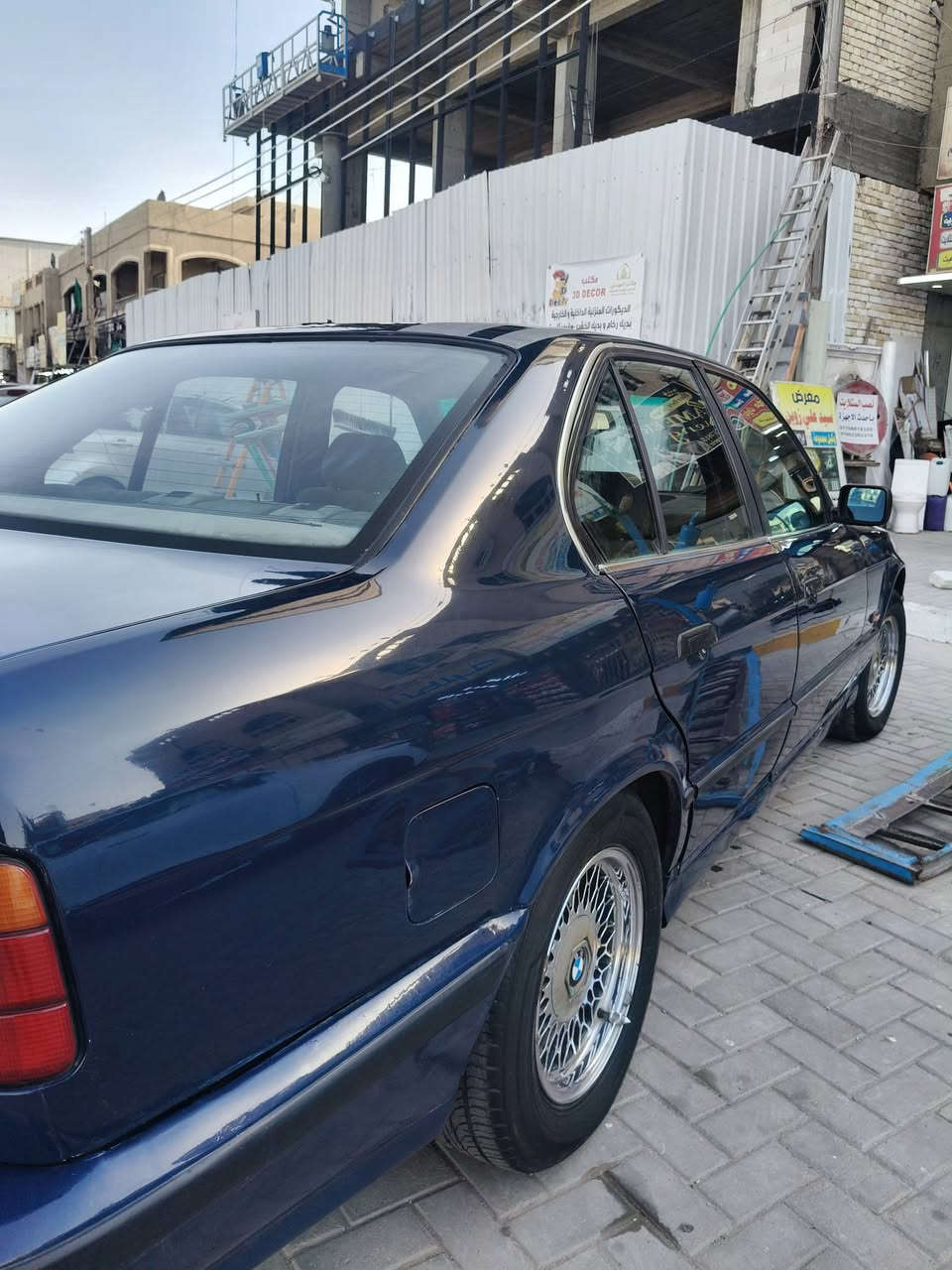 السلام عليكم ورحمة للبيع بي ام 525
كير مكينه تبريد كله شغال كهربائية كله شغاله 
السياره مصبوغه عام بدون حادث مكينه مفتوح مو مسكر 
غرفته بلاديه صدره جديد تخم تاير تخم ويل كله جديد
بسمي السياره هزه جديده 
مكاني بغداد حي العامل 
***********
السعر 55 وبيه مجال بسيط

