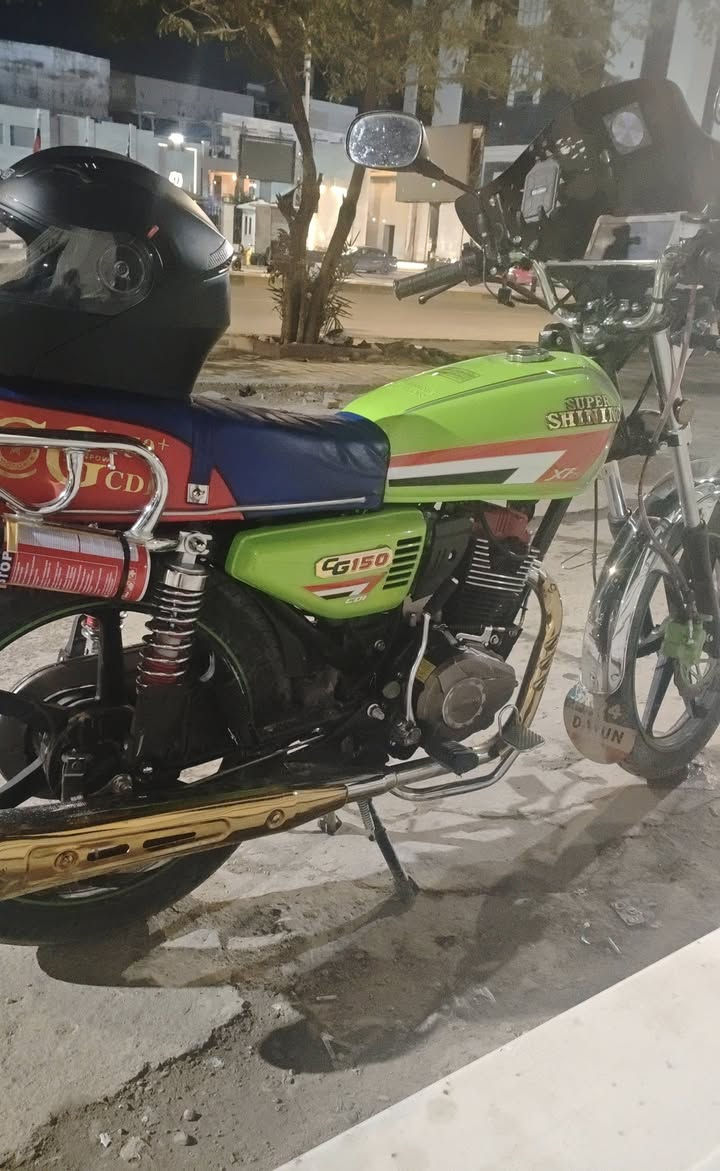 سلام عليكم سوبر شاينك للبيع مسجله بل سنويه 2023 هيه 2025 رقم بغداد دراجه كامله ما بيه اي نقص جاهزه اخت جديده رقم بغداد تحويل ثاني يوم هزه جديده عنوان بغداد الاسكان  سعر 1750 ال مو شراي لا يتعبني رقم ***********
