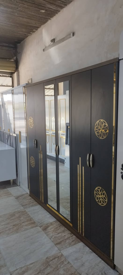 غرفة ٦ ابواب ٥ قطع
للاستفسار ***********
