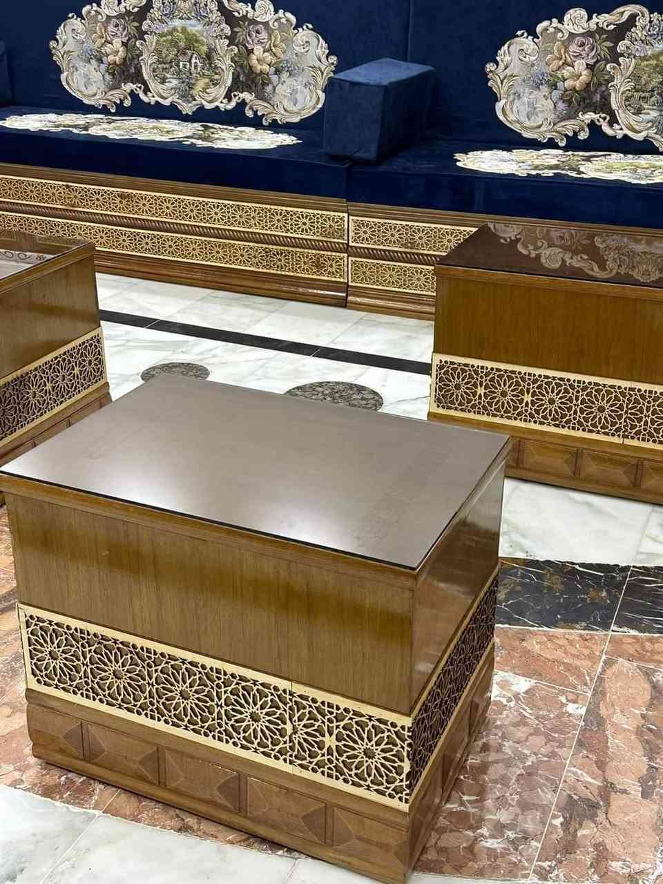 بـ 110 ألف للمتر الواحد فقط! السعر الأقوى الذي نتحدى به الجميع، الآن بين يديك بتفاصيل تجمع بين القوة والأناقة.
​المواصفات الفنية للديوان
​يجمع هذا الموديل بين المتانة العالية والراحة المثالية من خلال أدق التفاصيل:
​الهيكل الخشبي: مزيج متين من خشب الزان الطبيعي مع الصاج والبلوك بورد لضمان استدامة الهيكل ومنع التآكل.
​قاعدة المقعد: مدعمة بـ بلاويد أسود، وهو النوع الأكثر تحملاً للأوزان الثقيلة والاستخدام اليومي المستمر.
​نظام الحشوة: * إسفنج ضغط عالي: يحافظ على مرونته وشكله ولا يهبط مع الزمن.
​طبقة بوليستر: ملفوف بطبقة إضافية من البوليستر لزيادة النعومة ومنح المظهر الفاخر.
​خيارات القماش (درجة أولى)
​نوفر لك تشكيلة واسعة من الأقمشة المبطنة التي تناسب كافة الأذواق:
​كتان: للمظهر العصري والعملي.
​قديفة: لإضافة لمسة من الفخامة الكلاسيكية.
​خاولي: نسيج مريح وناعم الملمس.
​وتر بروف (Waterproof): القماش المقاوم للسوائل، مثالي للعوائل وسهل التنظيف.
​للحجز والاستفسار
​تفضلوا بزيارتنا في موقعنا أو اتصلوا بنا الآن:
​العنوان: الناصرية - سوق الشيوخ.
​رقم الهاتف: ***********
​الجودة التي تستحقها.. بالسعر الذي لن تجده عند غيرنا!

