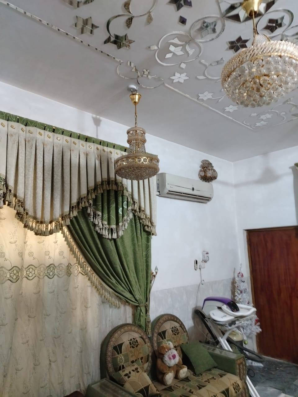 دار للبيع قرب الامام الحزة ع قرب محلات احمد جدوع المساحة ١١٧.٥ متر طابو صرف طابق واحد يحتوي على استقبال غرفة نوم صالة مطبخ مدخل مجمع صحيت ٢ 
الاتصال ***********
