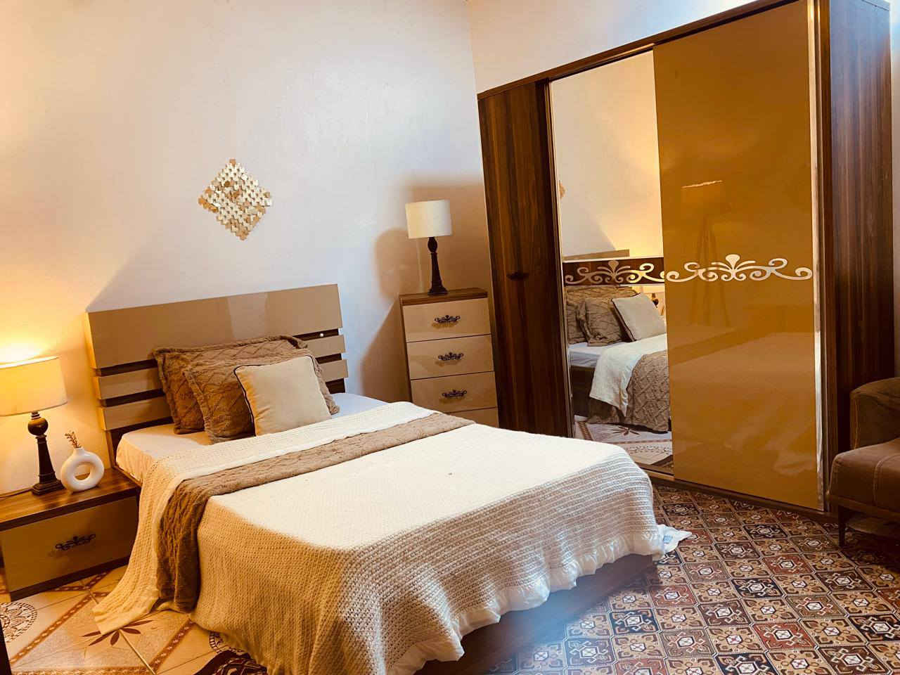 غرفه نفر تركيه خشب قوي 
السرير مخزن 7 قطع
اريده ب600 الف
***********
