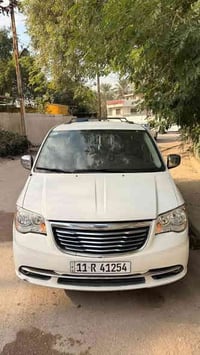 للبيع كرايسلر تاون كانتري 2012 وارد أمريكي حادثها جاملغ وباب جهة الصدر...