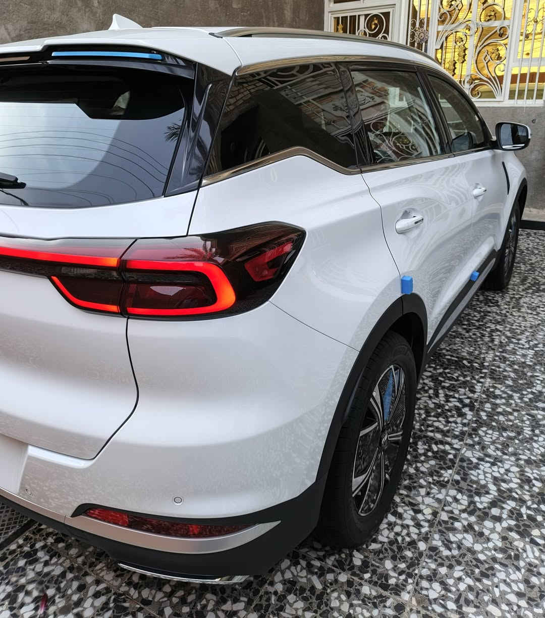 السلام عليكم للبيع شيري TIGGO 7 PRO لون ابيض هايبرد موديل 2024 استلام 2026 زيرو زيرو بأسمي تحويل {حره السياره}مباشر رقم بغداد انكليزي  سياره فول فول موصفات اعلى فئه بل تيكو سياره بعدها على وضع الشركة غراضها كلها بعدها مامستخدمات سعرها مناسب جدا جدا  الرقم *********** العنوان بغداد الشراي يتصل
