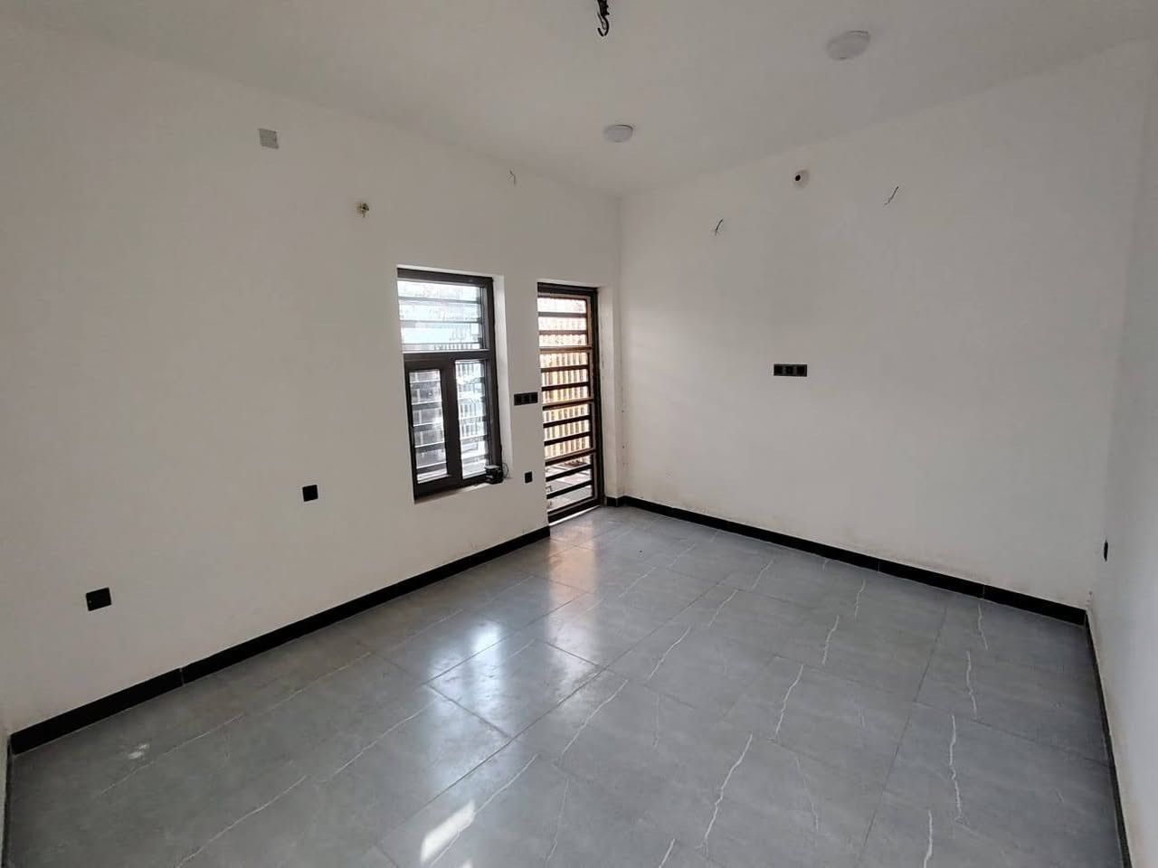 البيت للبيع طابو صرف 98 متر مربع طابقين بناء جديد حي العسكري شارع 30 قرب ابو حازم ابو الانشائيه سعر على الاتصال ***********
