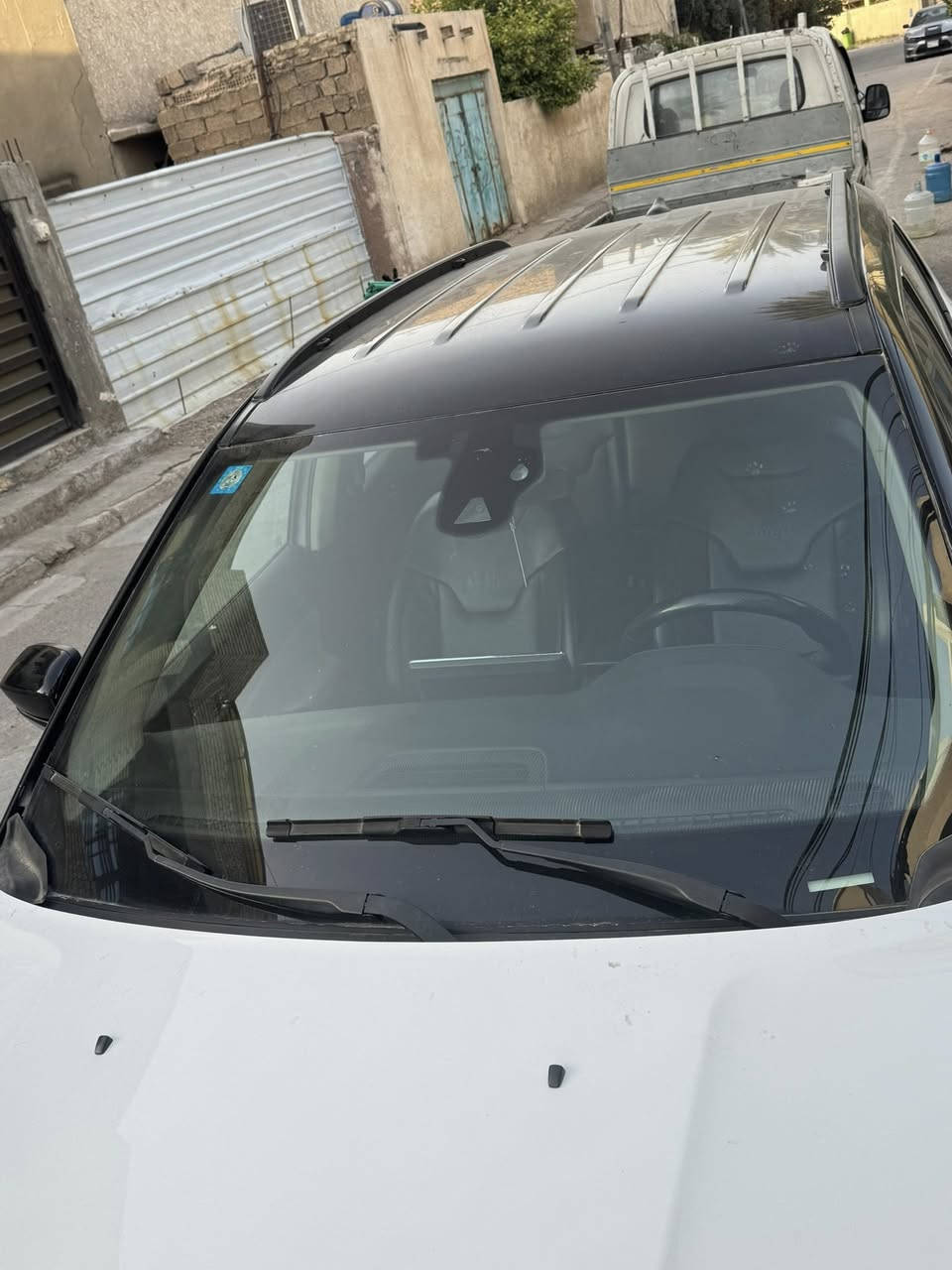 � للبيع: جيب كومباس 2022 – Limited (فول عدا فتحة السقف) 🚘

✨ الموديل: جيب Compass 2022 Limited
✨ الحالة: جيد جداً
✨ اللون: أبيض مع سقف أسود (Two-colour)
✨الضرر: احتراق المحرك 
✨ السعر: 16,200$

🔹 المواصفات والمميزات بدقة:

المحرك والأداء:

 • محرك 2.4L بنزين، 4 سلندر
 • ناقل حركة أوتوماتيك 9 سرعات
 • قوة حوالي 180 حصان
 • دفع رباعي AWD لأداء ممتاز على جميع الطرق
 • عزم دوران قوي وتسارع سلس

التجهيزات الداخلية:

 • شاشة لمسية كبيرة مع نظام ترفيهي وملاحة GPS
 • 6 وسائد هوائية للسلامة
 • مقاعد جلد فاخرة مع تدفئة المقاعد
 • مكيف أوتوماتيكي متعدد المناطق
 • تحكم في الصوت والمقود
 • بصمة دخول بدون مفتاح
 • نظام مراقبة النقطة العمياء

التجهيزات الخارجية:

 • مصابيح LED أمامية وزينون
 • كشافات ضباب
 • حساسات ركن أمامية وخلفية + كاميرا خلفية
 • تصميم Two-Tone أنيق: أبيض مع سقف أسود

ميزات إضافية:

 • مثبت سرعة Cruise Control
 • قيادة مريحة وهادئة على المدينة والطرق السريعة
 • صندوق خلفي واسع ومساحة رحبة للركاب

📌 عدد الكيلومترات: [25,150] كم
📌 نوع الوقود: بنزين

💡 لماذا هذه السيارة؟
✔ تصميم عصري وجذاب
✔ تجهيزات فخمة وراحة عالية
✔ أداء ممتاز على جميع الطرق
✔ فرصة رائعة لامتلاك سيارة شبه جديدة بسعر منافس

📞 للتواصل: [***********/ واتساب]
