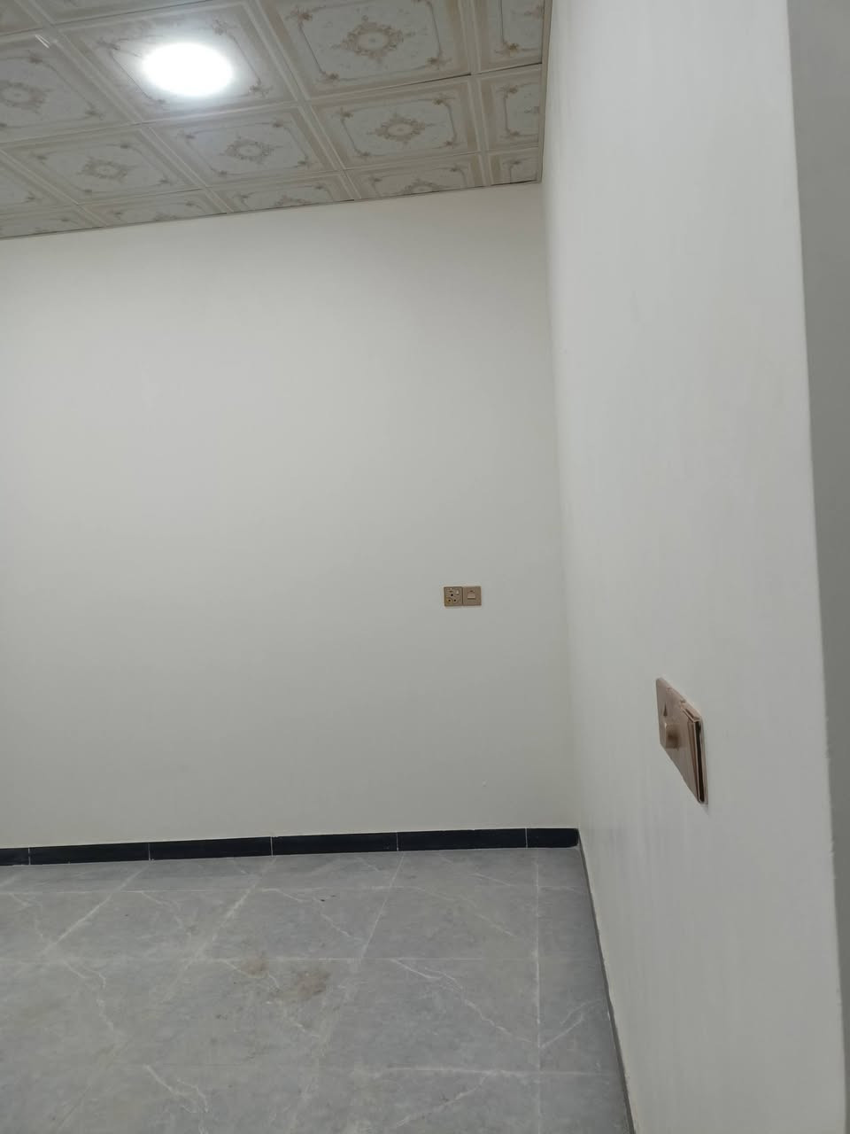 بيت وقف سني اصولي امسجل وكامل بيت جديد استوه كمل البيت مساحته 125متر البيت كله رباطات ارضي وفوك شبابيج بس سقف سندويج مثل ماموضح كدامكم البيت يتكون من قرفتين قرفه خمسه في اربعه والقرفه ثانيه اربعه في اربعه صاله اربعه في اربعه مطبخ اربعه بربعه منور حمامات خارجيه وداخليه دوانيه اربعه بربعه طارمه بيت كلش مرتب +مقطورا+كيزر+ماطور بس جيب قراضك وتكعد 
مكان البيت طريق ابوكوصرا يم سنتر طه شارع حسينيت لقمار الربعه كلش تبليط يمك ماي كهرباء كلشي متوفر 
سعر البيت 40وقابل لتفاوض للستفسار اتصل على رقم ***********
