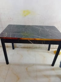 ميز طعام • بدون كراسي • نظيف