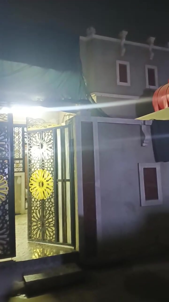 سلام عليكم بيت في الستشافات حي زهراء مساحت البيت0 بي غرف نوم 110صاله ستقبال صحيات ثنيني مطبخ ***********,/***********
