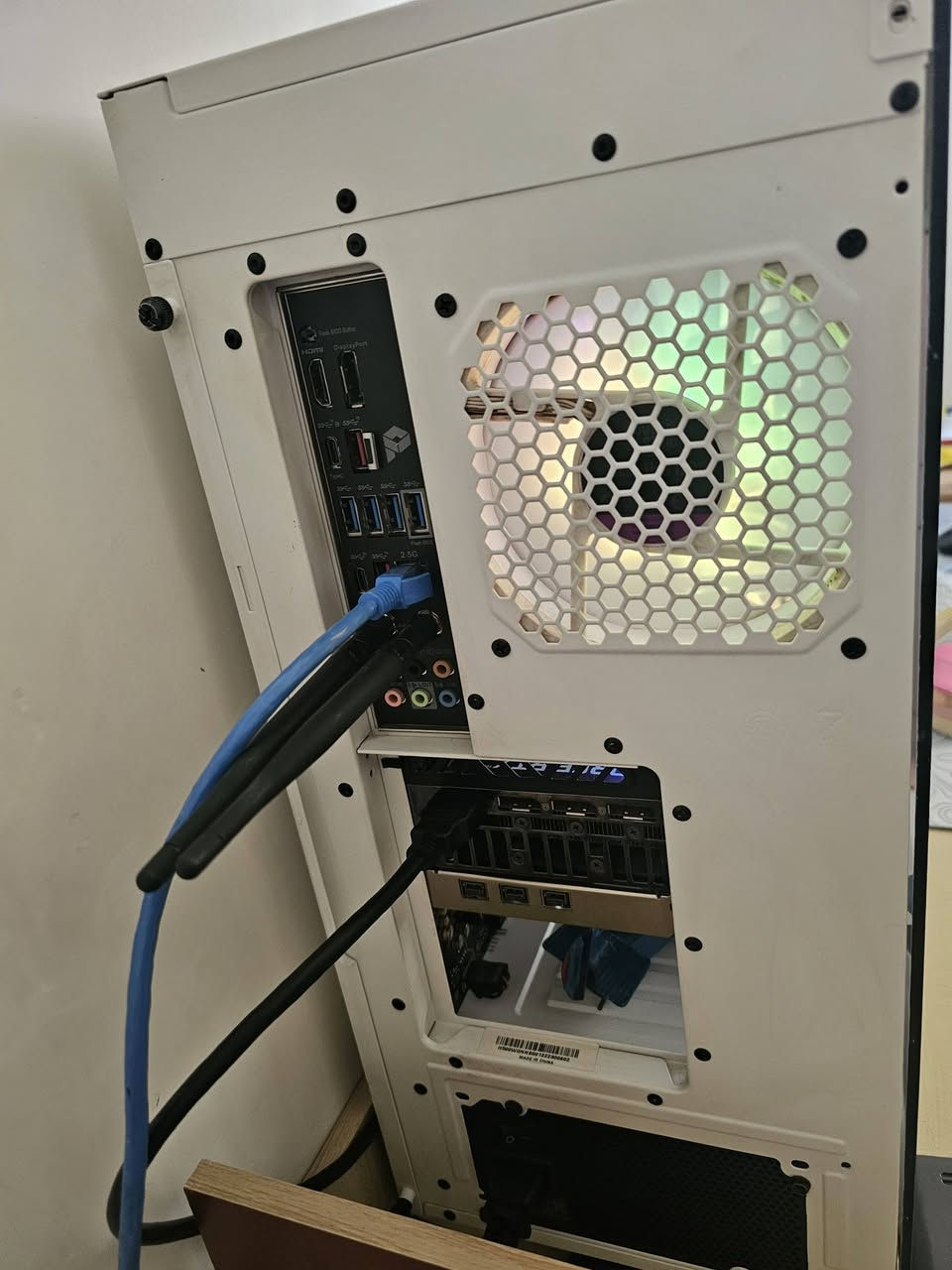 Pc للبيع ​🖥️ للبيع: تجميعة حاسبة قيمنق وشغل ثقيل مواصفات عالية
السلام عليكم، للبيع حاسبة نظيفة جداً وممتازة للألعاب القوية، المونتاج، الرندرة، . الحاسبة كاملة وجاهزة للاستخدام فوراً.
​⚙️ المواصفات:
​المعالج: Ryzen 9 7900X
​كرت الشاشة: RTX 3060 Ti 8GB
​المذربورد: MSI X670 Wi-Fi (بيها واي فاي وبلوتوث)
​الرام: 32GB DDR5 RGB 6000MHz
​الهارد: 2TB Samsung Gen4 M.2 (سريع جداً)
​التبريد: تبريد مائي 360mm Frozen
​الباور: 700W
​الكيس: Cooler Master
​السعر: [2500 مليونين و خمسميه ] (بي مجال بسيط للجادين)
للعلم اني ماخذه ب ثلاث ملايين 
​المكان: [بغداد دوره ]
​التوصيل: [***********]
