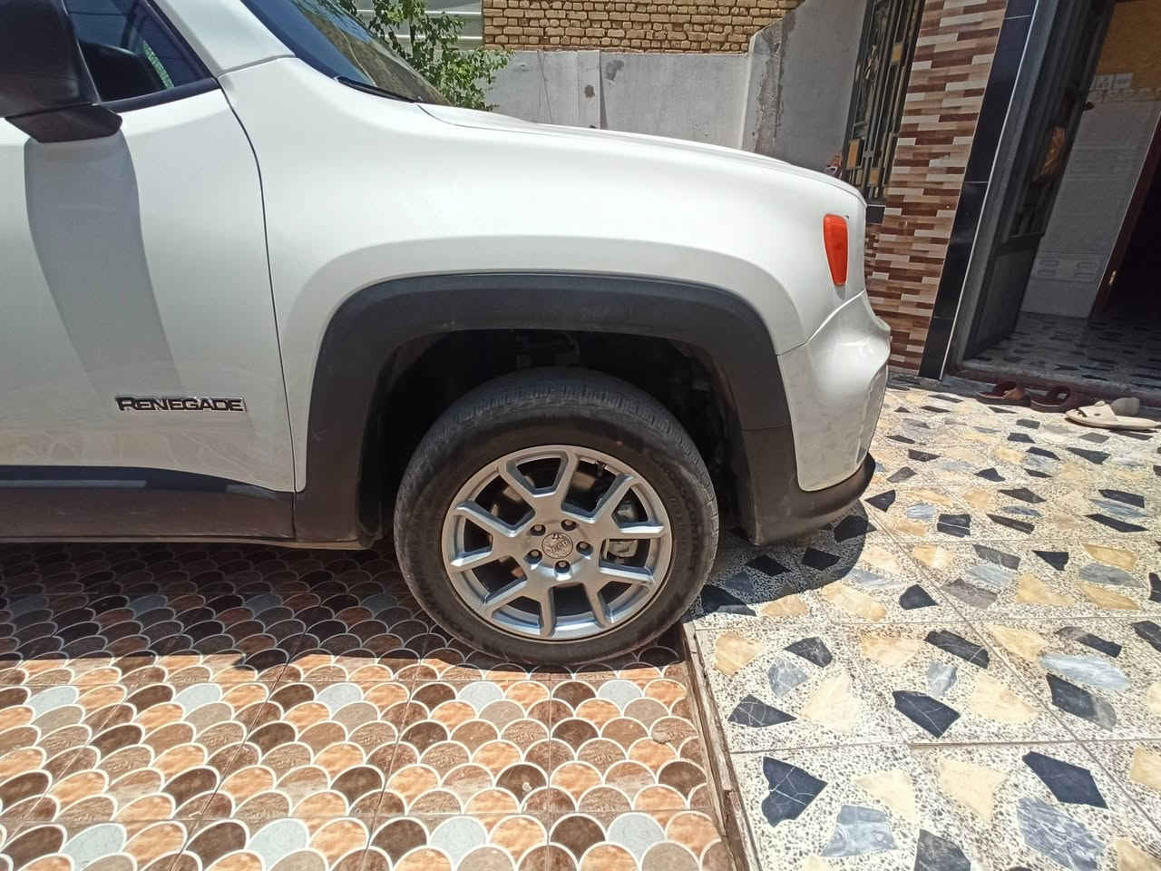 ### 🚨 بيع مستعجل - جيب رينجيد 2023 (Jeep Renegade) وارد أمريكي
**سيارة شبابية وعائلية مميزة، تجمع بين القوة والاقتصادية، وبحالة ممتازة جداً (شغل واطلع) وللبيع السريع!**
#### ⚙️ المواصفات الفنية:
 * **الموديل:** 2023
 * **الرقم:** مرقمة بابل (الرقم والسنوية جاهزة).
 * **المحرك:** 1.3 لتر تيربو (1.3L Turbo) - قوي جداً واقتصادي في استهلاك الوقود.
 * **ناقل الحركة:** أوتوماتيك من 9 سرعات.
 * **نظام الدفع:** دفع رباعي 4x4 (AWD).
 * **المسافة المقطوعة (الممشى):** 15 ألف ميل فقط.
#### ✨ المواصفات والميزات:
 * شاشة لمس كبيرة تدعم نظام **Apple CarPlay** و **Android Auto**.
 * كاميرا خلفية عالية الدقة مع حساسات خلفية للمساعدة على الركن.
 * أنظمة أمان متطورة: رادار تحديد مسار، تنبيه النقطة العمياء، ونظام التحذير من التصادم الأمامي.
 * تحكم كامل من المقود (ستيرن) ومثبت سرعة (Cruise Control).
 * نظام تشغيل بصمة (Push Button Start).
 * ويل ميث (جنوط ألمنيوم) مميزة.
#### 📋 تفاصيل الحادث والضرر:
 * **الحادث:** صدمة خارجية في الواجهة الأمامية تركزت في الجاملغ (الرفرف) الأمامي الأيسر والدعامية (المصد)، وتأثرت فيها قاعدة الرادياتير والشبك واللايت الأيسر (كما هو موضح في صور المزاد المرفقة).
 * **الإيرباغات (Airbags):** **سليمة تماماً بالكامل 100% ولم تفتح** (الدشبول والستيرن بحالة الوكالة).
 * **التصليح:** السيارة مصلحة تصليح درجة أولى وبقطع ممتازة، المحرك والشاصي سليمين تماماً والصدمة لم تصل للأجزاء الداخلية.
#### 💰 السعر والاتصال:
 * **السعر المطلوب:** 130 ورقة ($13,000) وقابل للتفاوض البسيط للجادين (البيع مستعجل).
 * **مكان السيارة:** بابل - مدينة القاسم.
 * **للتواصل والاستفسار (اتصال أو واتساب):** ***********
