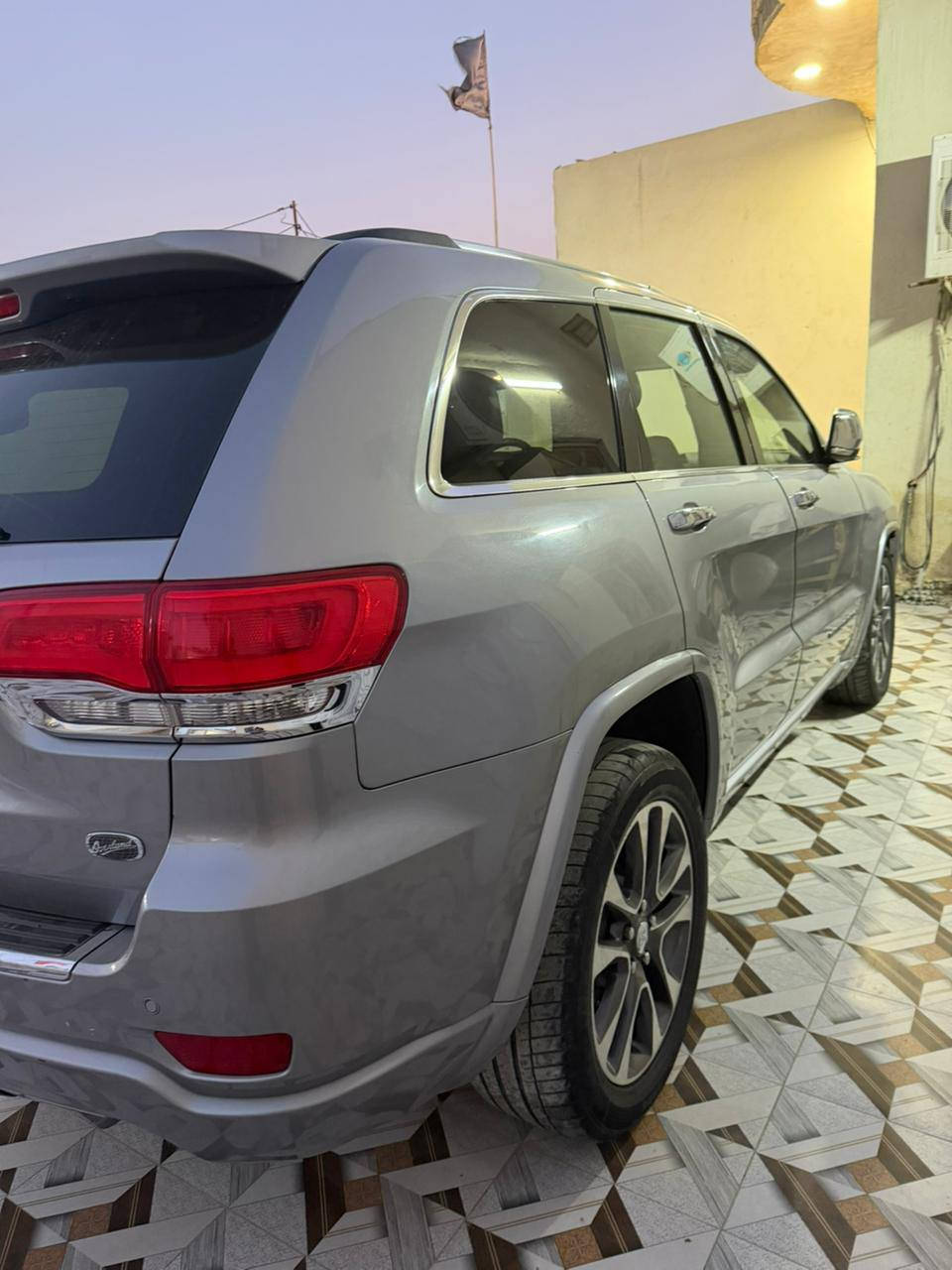 السلام عليكم
السعر : 180 وبيها مجال 

جيب اوفر لاند 2017

رقم بغداد تحويل مباشر 

المواصفات : 1/1 ( جكات )

* محرك 6 سلندر 3600

* السقف بانوراما طكتين

* المقاعد جلد تدفئة وتبريد 

* حساسات خلفية

* كاميرا خلفيه 

* نقطة عمياء

* مقود السائق كهربائي

* دفع رباعي 4X4

* تشغيل عن بعد

* صندوق كهربائي

* تدفئة ستيرن

* دمام خلفي مع سستم صوت 

* المقاعد السائق ولراكب كهربائي

* ذاكرتين لحفظ وضعيات الجلوس

* سستم صوت 

* شاشة كبيره 8.4 انج

* نظام خاص للطرق الوعره

* المصابيح الأمامية  لد نهاري + اشاره ترحيب من الاقتراب من السيارة 

* مري جانبيه كهرباء

* مرايا جانبيه قابله للطي عند الفتح والاغلاق 

* مرايا بخاصية التعتيم الذاتي

* نظام الملاحه Gps

* نظام خاص للطرق الوعره

* كشافات ضباب بروجكتر 

* محدد سرعة 

* نظام بريك اوتاماتيكي ( Auto break system)

* نظام تشغيل واطفاء اوتماتيكي للمحرك ( Auto start system) 

* جكات لرفع وتنزيل السيارة

* واكو مواصفات كلش هواي
سونار موجود بالمنشور 
السعر : 180 وبيها مجال 

مكان سياره: ذي قار الناصرية 

 ***********
***********
