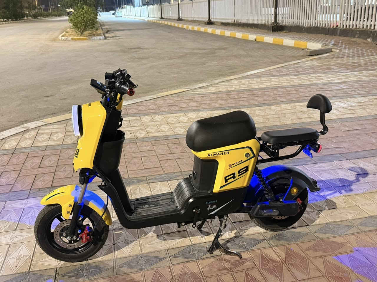 السلام عليكم دراجة شحن للبيع R9 موديل 2025 ماشية 2250 كيلو متر بطارياتها بعدهي جديدة على وضع الشركة شلعة تخبل ما بيهة عطل ولا مبدل بيهة شي الدراجة اخت الجديدة (المواصفات) لايت زيوني عالي ناصي رباعية هورن بيهة بك رجوع الى الخلف بيهة ٤ سرع تمشي 99 بعدهي كلش جديدة والسعر خاص مكاني ناصرية الثورة للشراي ***********
