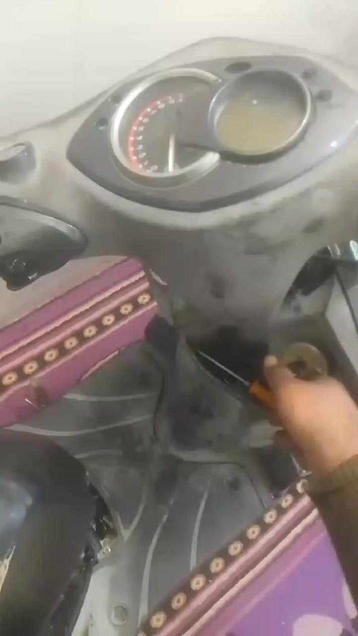 *********** 
سكنس فحل للبيع  الدراجه بوشه وبستم 58  كلجات بلادي بيها سستتم سماعات بيها يدأت رياضي 
ملاحضه مخلصه دهن ولاطشه ابيع كوم حديد 350 الف كهربايات كله شغاله حتا سلف شغال بس ميفر محرك لاطش
