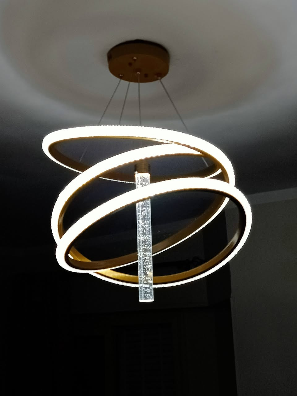 ✨ للبيع نجفة مودرن LED فخمة – بحالة ممتازة ✨

نجفة مودرن بتصميم دائري أنيق باللون الذهبي، مناسبة للصالة أو الريسبشن، وتدي شكل راقي جدًا للمكان.

- إضاءة LED موفرة للطاقة.
- بتغير بين 3 ألوان: أبيض – أبيض دافئ (Warm) – أصفر.
- خامة ممتازة وشكلها شيك جدًا.
- فيها عمود كريستال مضيء في المنتصف بيدي لمسة فخامة.
- بحالة ممتازة، بدون أي عيوب، وجاهزة للتركيب.

سبب البيع: تغيير الديكور.
المكان : التجمع التالت القاطميه 
الفون : 0102495190


**إذا كنت صاحب هذا الإعلان وتريد حذفه لأي سبب، رجاءا أرسل رسالة إلى الدعم الفني**