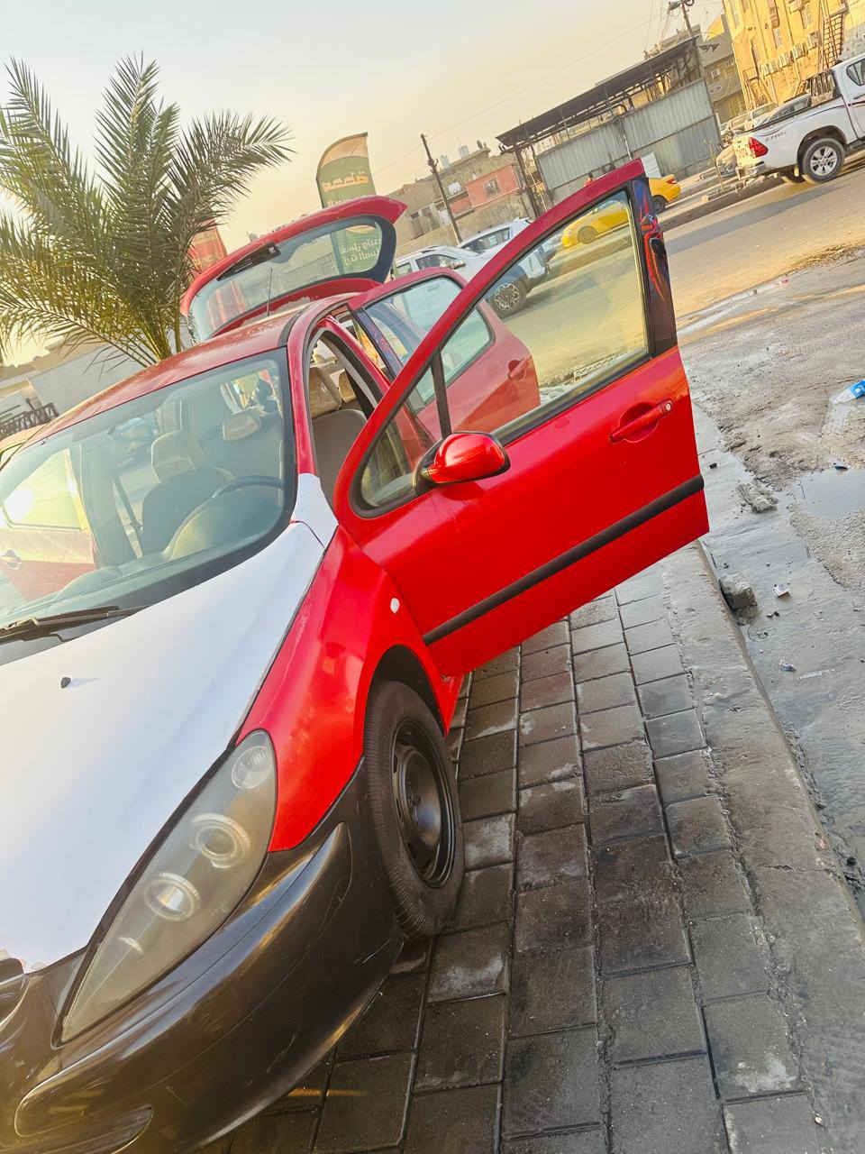 بيجو هاج باك موديل ٢٠٠٥ سياره جديده بمعنا الكلمة 
كل كهرباء ⚡️شغاله واير  جطل ما بيعا ولله  بيها فقط جاملغات الاماميه مفطرات ومغلفهم فابلون  مثل ما موضح يحتاجلهم تبديل بس اني ابيع واقع حال 
شاشا دقه وصوت 
دوشمة عام   قماره ودشبول وصندوك وكشنات كلها جلد 
تايرات نظيفة سنتر لوك سياره صندوك بصمة بطاين وكلشي شغال  (مكينة وكير كفاله من تبخير وتنقيص ) سياره بيها -حائز ثالث  بيها حائز ثالث -يعني انطيك وكاله بسمك سياره اصولية اتحمل كافة الغرامات واشارت الحجز ولسرقه ولقانونيات والعشائر اي نقص ما بيها يشهد لله وكاتبك اني شخصيا السعر المطلوب( ٢٨) -سعر سايبا ولله سياره اوتو فول  وحلوه مال بيت مكاني بغداد مدينة الصدر  هاتف ☎️ هــ***********
