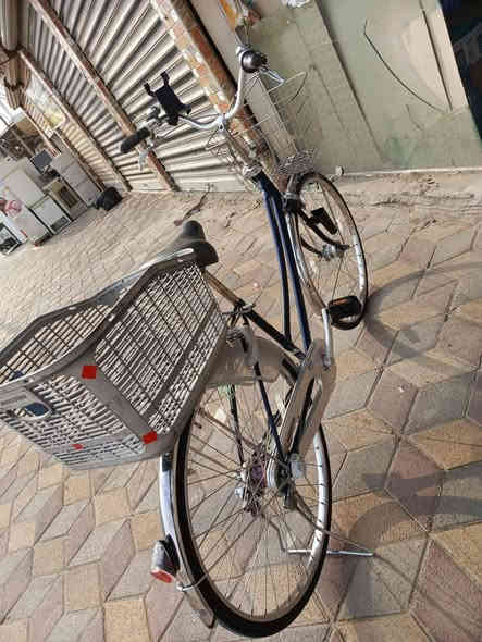 للبيع سعر ١٧٥ برجستون اصلي ياباني مختم حجم ٢٧ قفل مال يابان سكان وتاير خلفي سوه يقفلن جرس برجستون بلادي سله برجستون بلادي 
كير دفن طاقه مع لايت زنون جفايات يطبكن اصليات برجستون شركه بايسكل على وضع لبلادي كله وجديد ثقيل جدا . وياله ستيل
مكاني الصوفيه قرب مطعم قصر الابيض للتواصل خاص او هذ رقمي ***********
