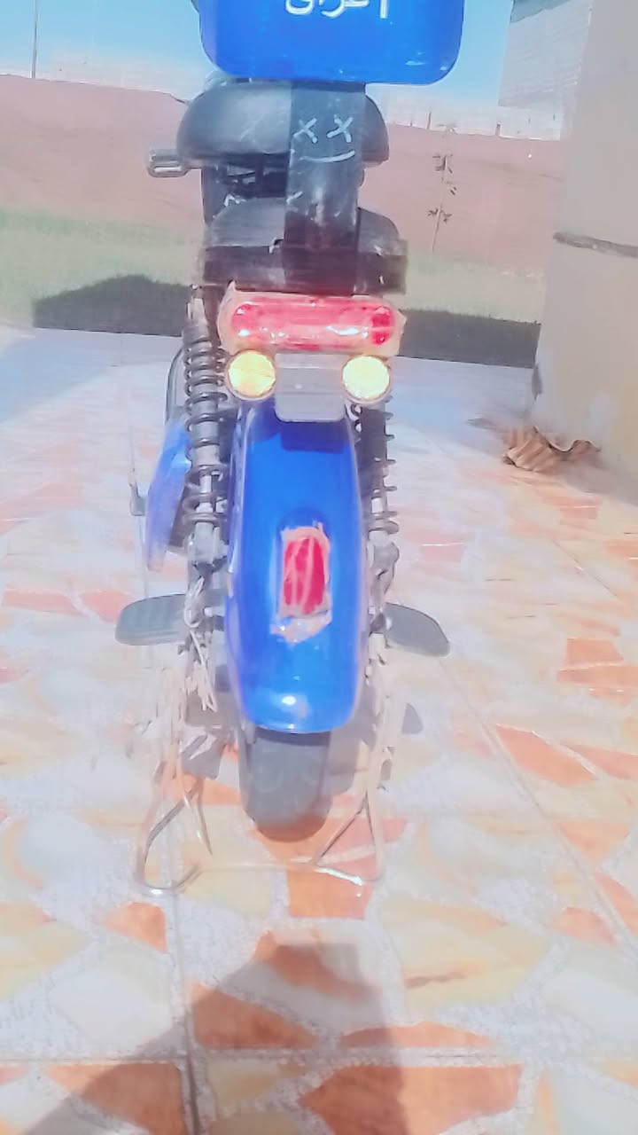 سلام عليكم دراجه شحن للبيع مكفولة ومابيها اي عيب نضيفه وجاهزة من كلشي الكهربائيات كلها شغاله العنوان بغداد المحمودية السعر 225 الف وبيها مجال قليل الاتصال على الرقم ***********
