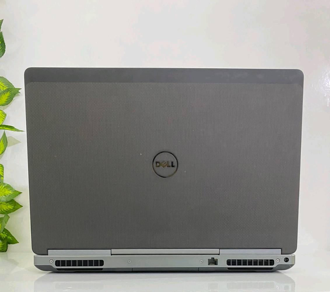 لابتوب DELL Precision 7720
لابتوب يجمع بين القوة والاناقه والسعر التنافسي ✨💫

المعالج : core i7 الجيل السادس فئة HQ

كرت الشاشة الخارجي: 8 كيكا انفيديا P4000 
كرت الشاشة الداخلي: 8 كيكا 

الرام: 16 كيكا DDR4 سلاسة عالية 🏎

الهارد: 512 كيكا SSD M.2 أداء خرافي واقلاع سريع🗄

الشاشة: حجم كبير  17.3 انش دقة خرافية FHD 🖥

الجهاز قابل للتطوير (رام أو هارد ) 🔧
الجهاز قابل لتشغيل جميع انواع الألعاب مثل 
GTA5
Forza 5
Euro track simulator 

والبرامج الهندسية مثل 
Blender 
AutoCAD 
وغيرها الكثير من البرامج الهندسية
والبرامج الخاصة بالبرمجة مثل 
Visual studio 
Unity
Unreal engine 


 اللابتوب يحتوي على جميع التطبيقات الأساسية ✨
برامج الأوفيس مفعله 💫

مع هدايا
ماوس وماوس باد لسهولة الاستخدام 🖱️ 
جنطة لسهولة التنقل 💼
شاحن اصلي 🔌

الضمانات: 
ضمان فحص كامل قبل الاستلام والدفع 💳

ضمان اسبوع كامل 💯
.......................
يتوفر توصيل لجميع المحافظات 🚗

السعر: 569 الف دينار !🆕!

للاستفسار: ***********