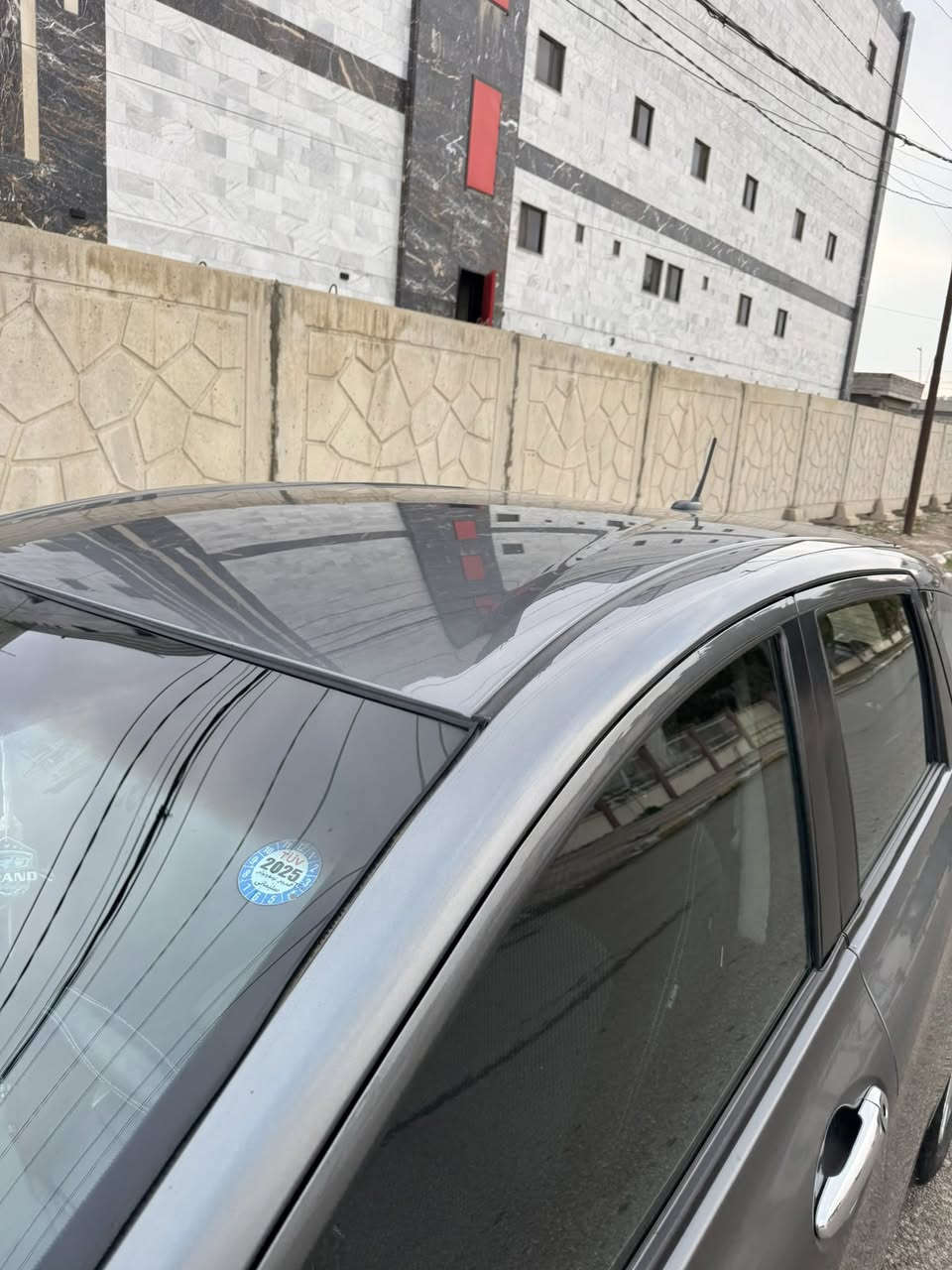 نيسان فيرسا2018 بيه جانلغ وباب سايق صبغ بدون دواخل  ماشي 64 الف رقم الهاتف ***********
