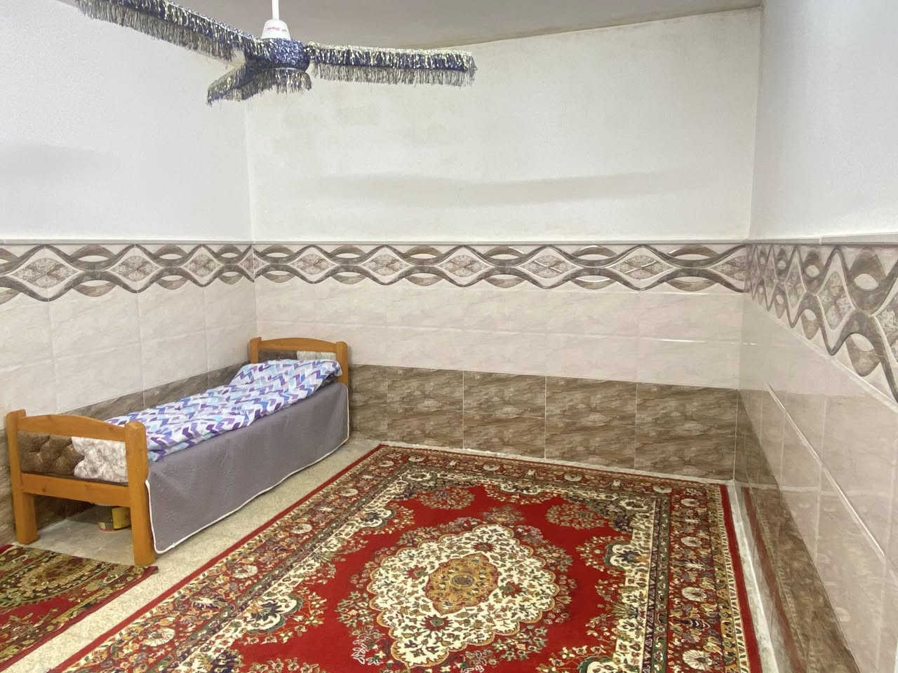 الدار للبيع في حي السلام سند طابو باسم البايع 
المساحة 150 متر طابق واحد 
يتكون من غرفتين وهول واستقبال ومطبخ وصحيات
السعر 120مليون
التواصل 
***********
